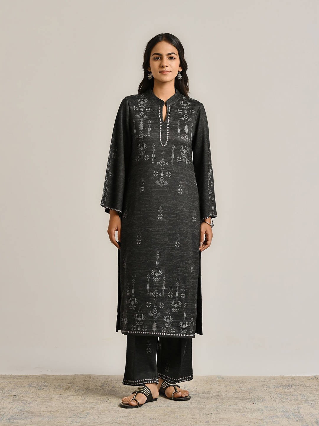 

Rustorange Geometric Printed Mandarin collar Long Sleeves Regular Wool Straight Kurta, Black