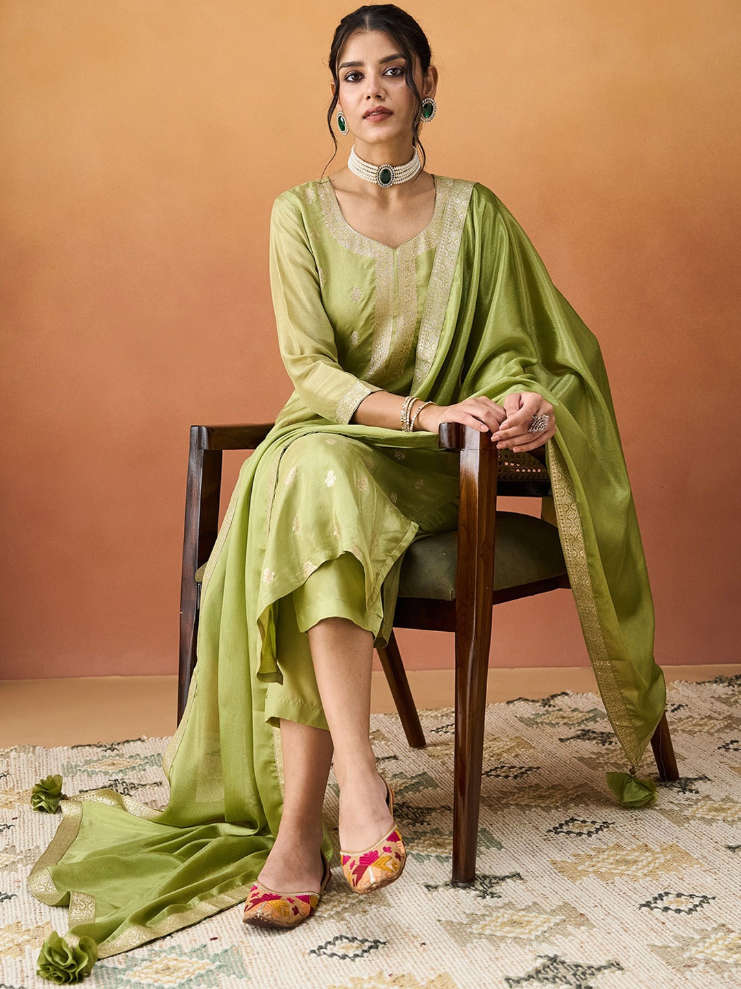 

HRITIKA Women Regular Pure Silk Kurta with Trousers & With Dupatta, Green