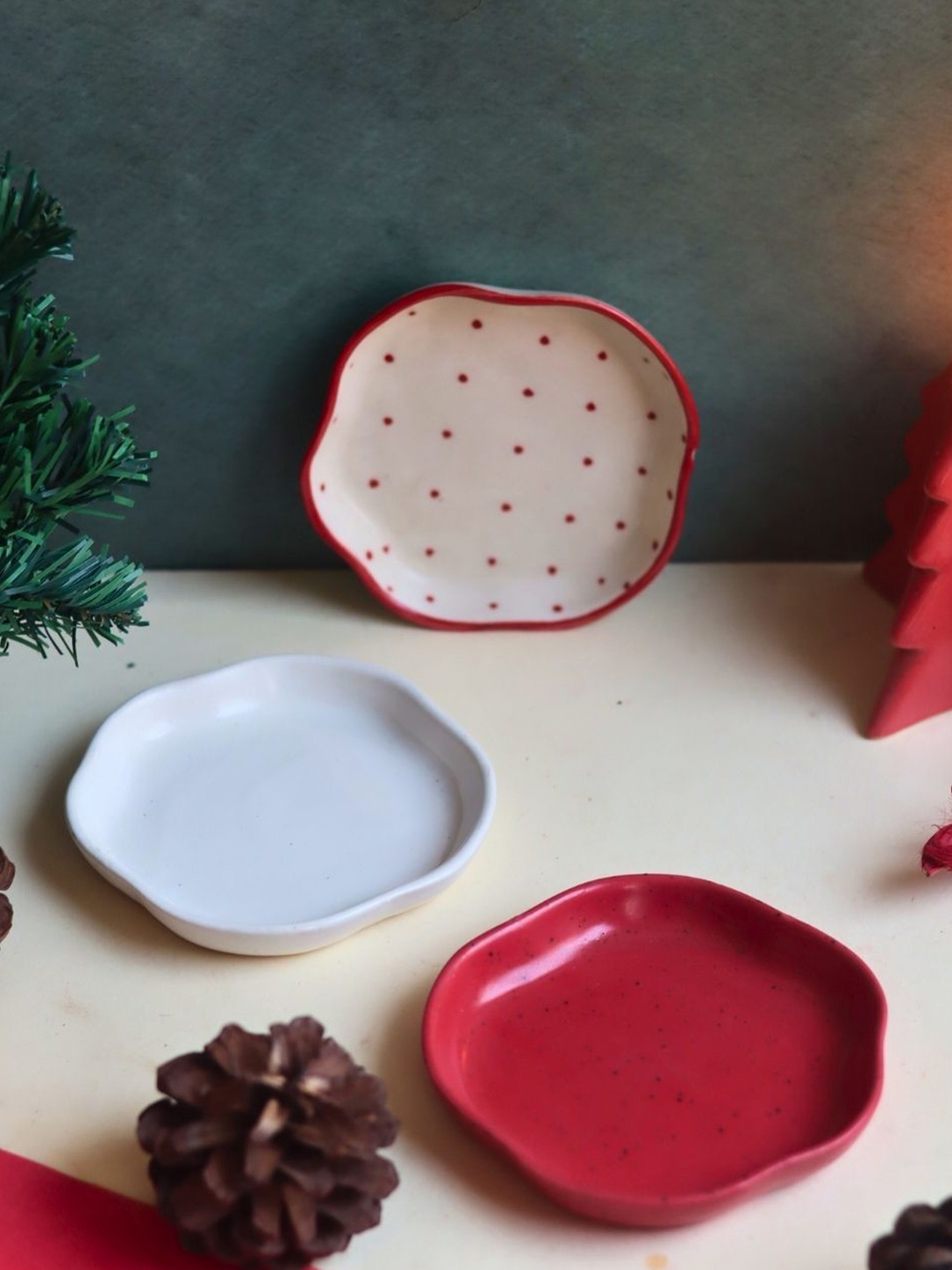 

WEAVING HOMES Red & White 3 Pieces Printed Ceramic Dishwasher Safe Dessert Plates