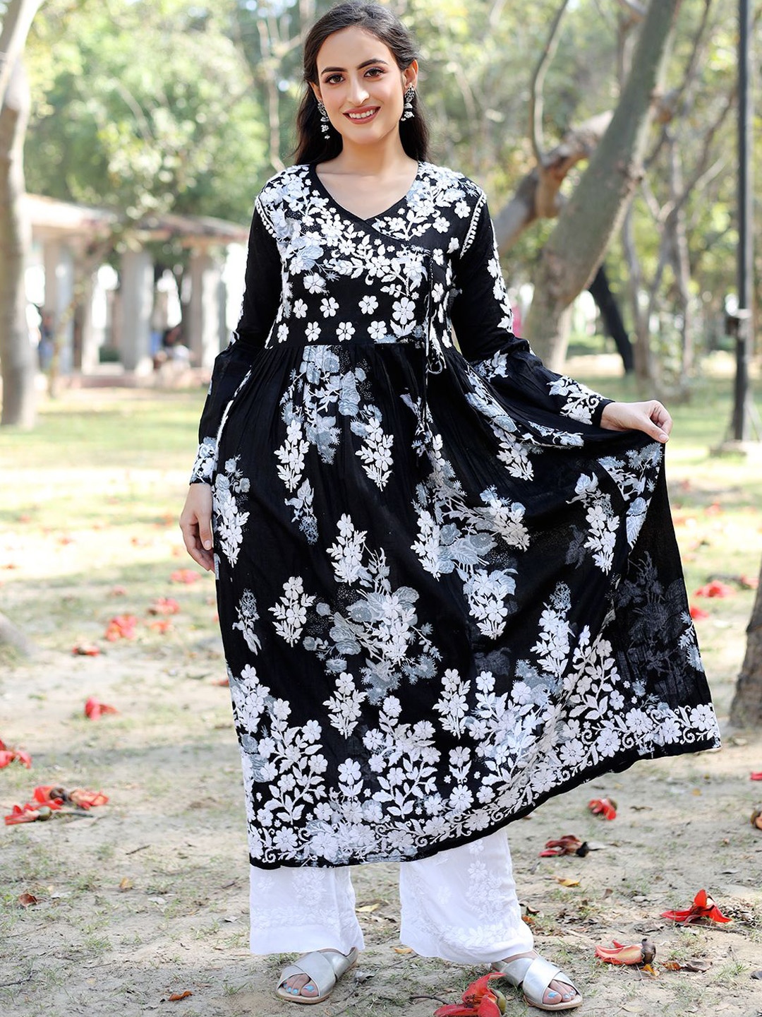 

The Chikan Label Women Ethnic Motifs Embroidered Bell Sleeves Chikankari Floral Handloom Kurta, Black
