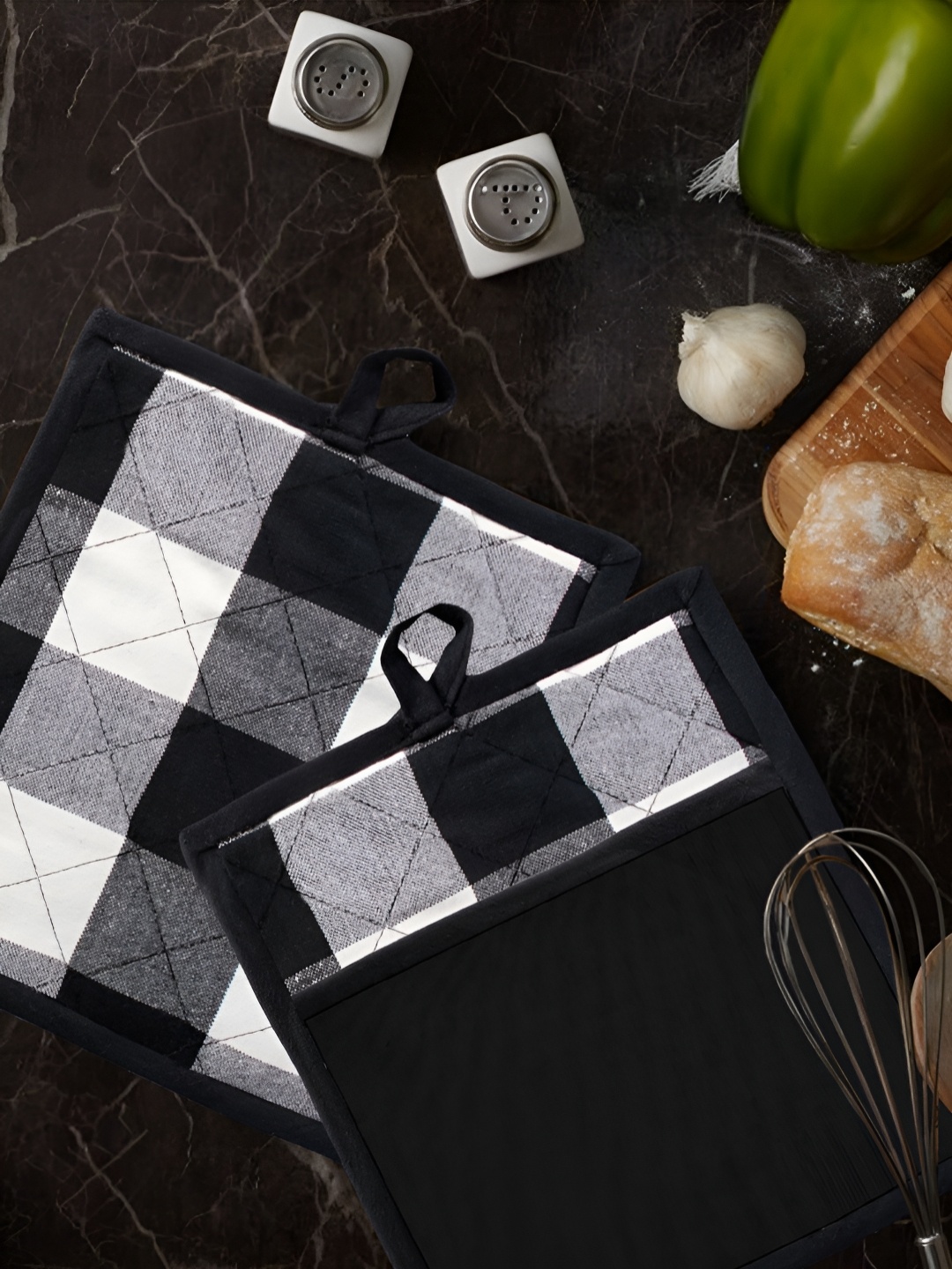 

Lushomes 2-Pcs Black & White Checked Cotton Pot Holders