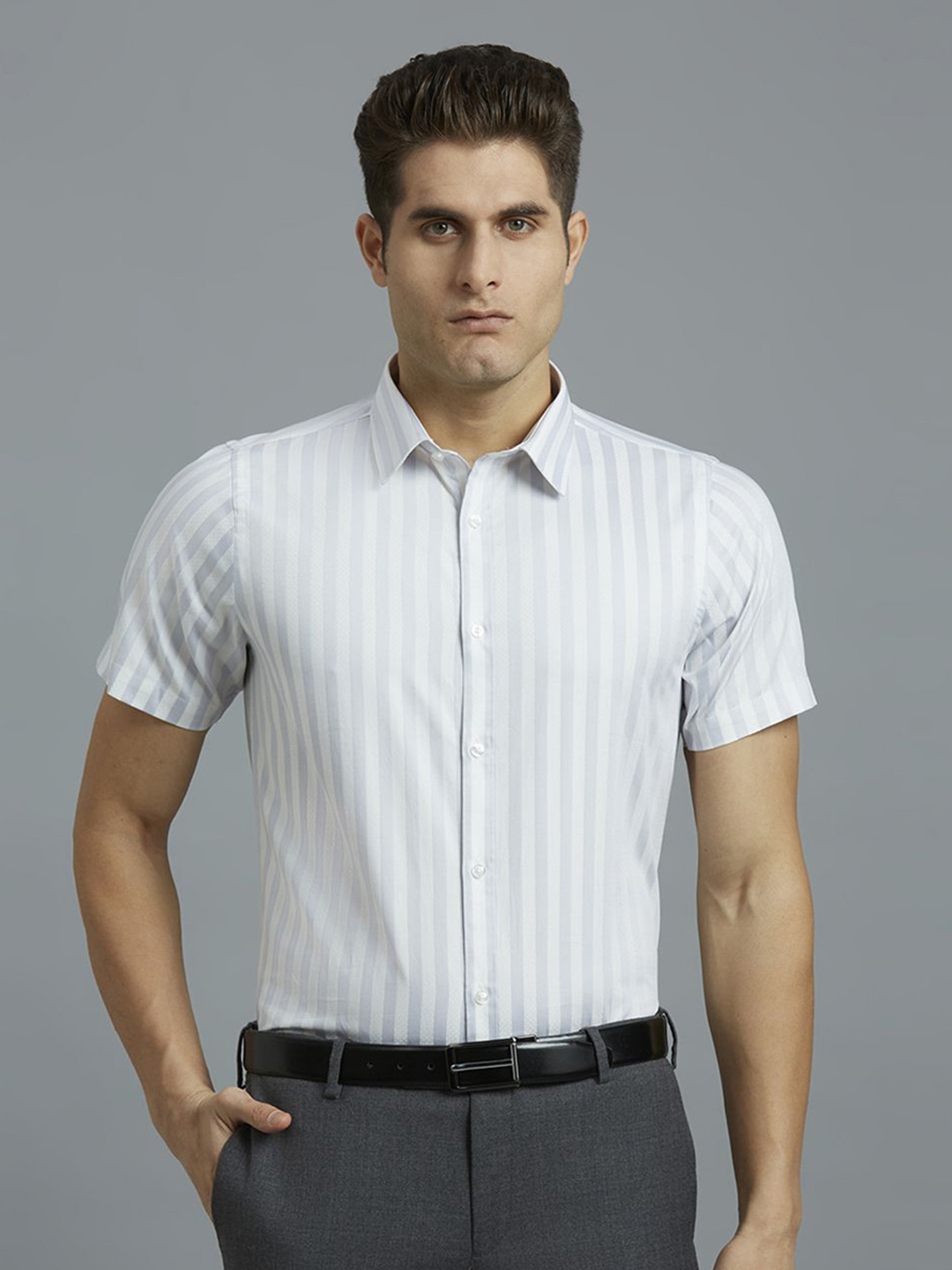 

Reid & Taylor Men Slim Fit Opaque Striped Formal Shirt, White