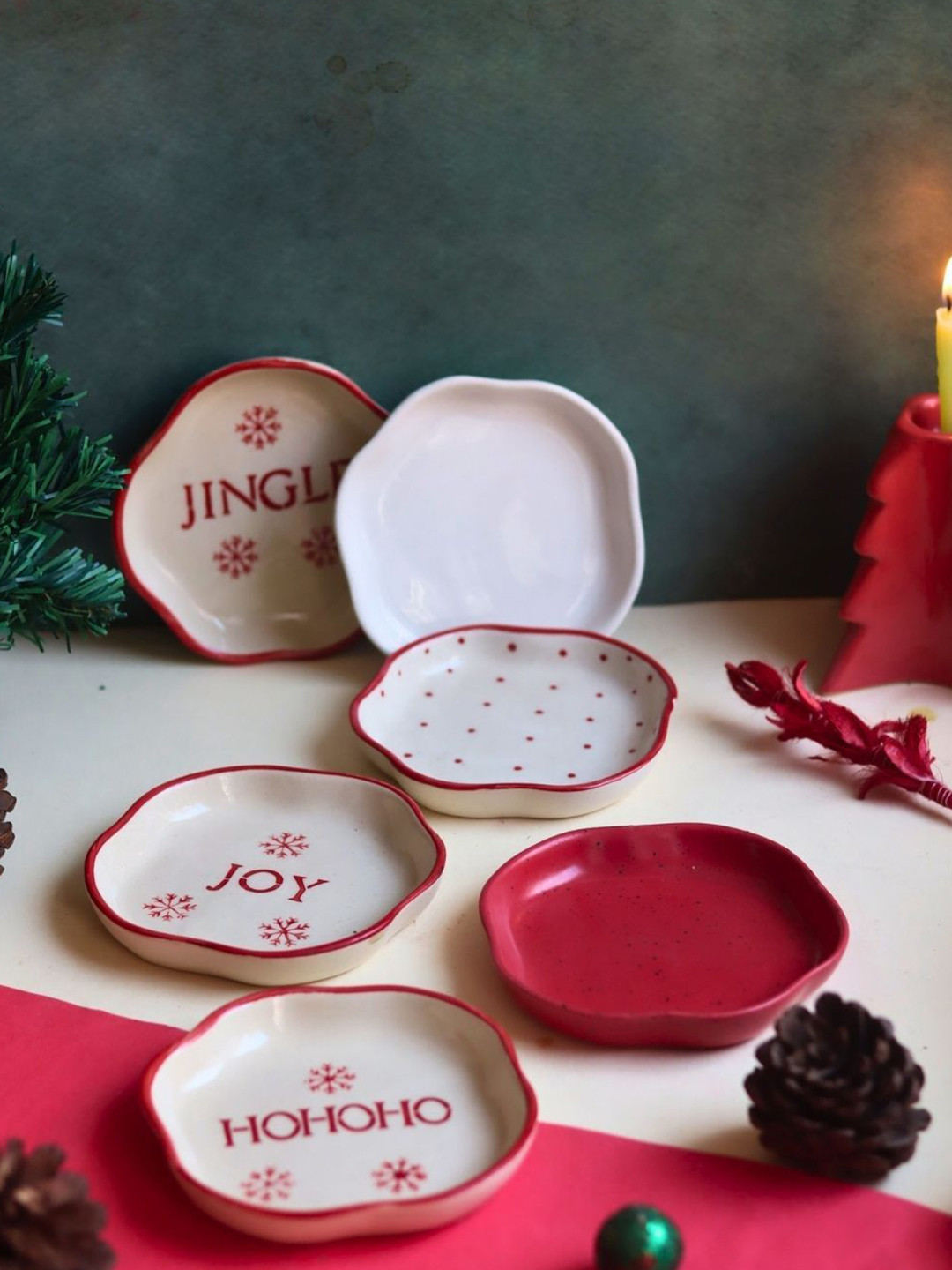 

WEAVING HOMES Red & White 3 Pieces Printed Ceramic Dishwasher Safe Dessert Plates