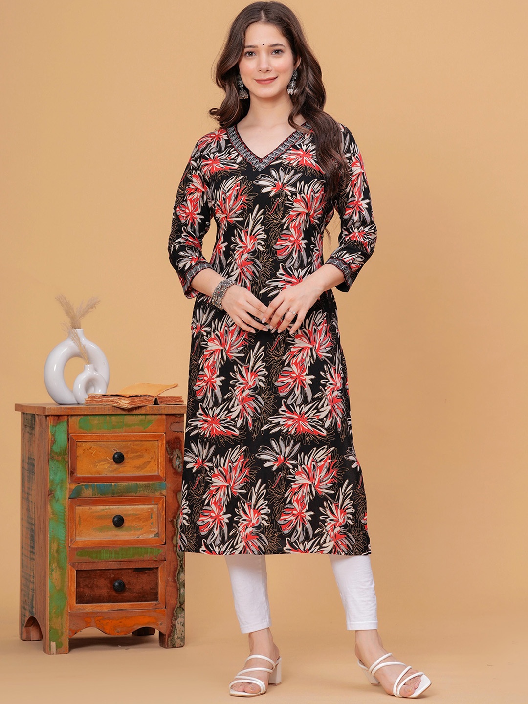 

DRESSAR Floral Printed V-Neck Regular Straight Kurta, Black