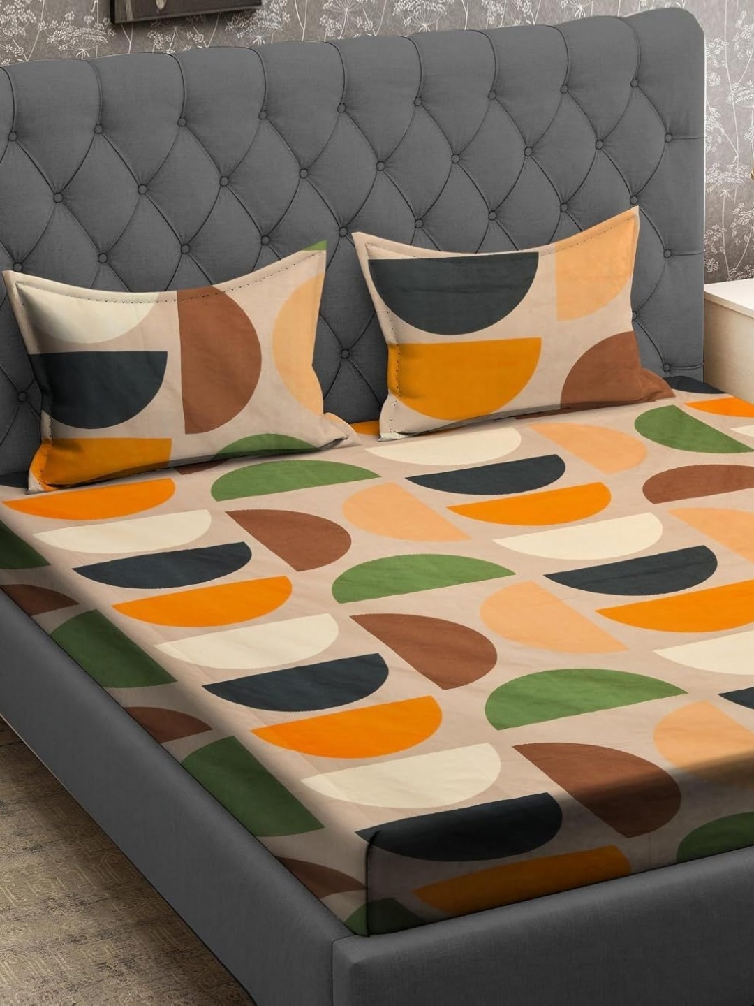 

Aura Orange & Green Geometric 144 TC Queen Bedsheet with 2 Pillow Covers