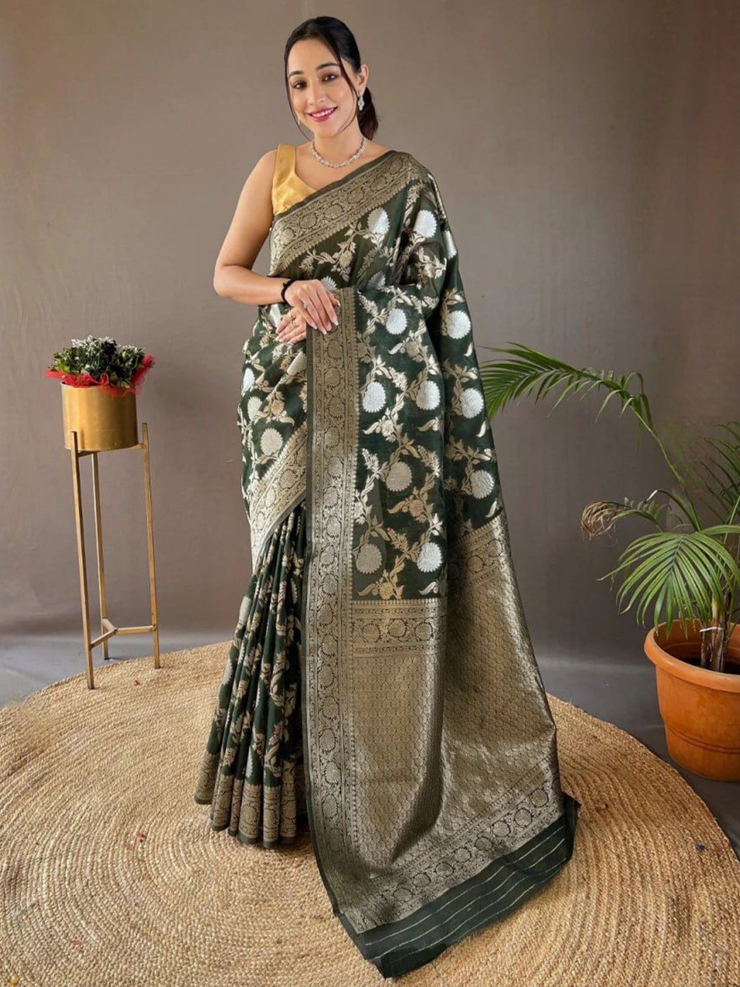 

Kriyansh Floral Woven Design Zari Kanjeevaram Saree, Green