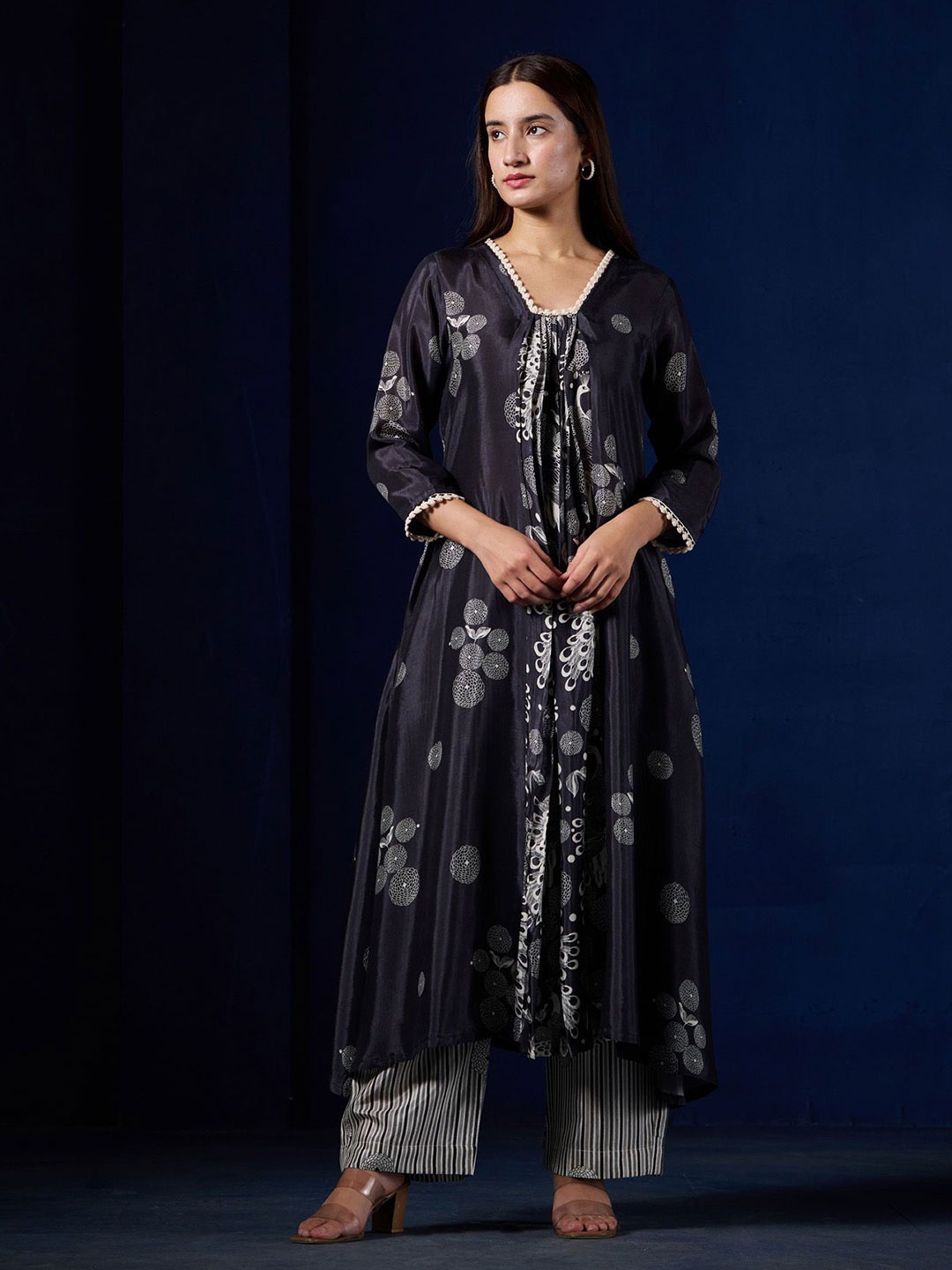 

SUKRUTI DESIGN Floral Printed Regular Pure Silk Kurta With Palazzos, Black