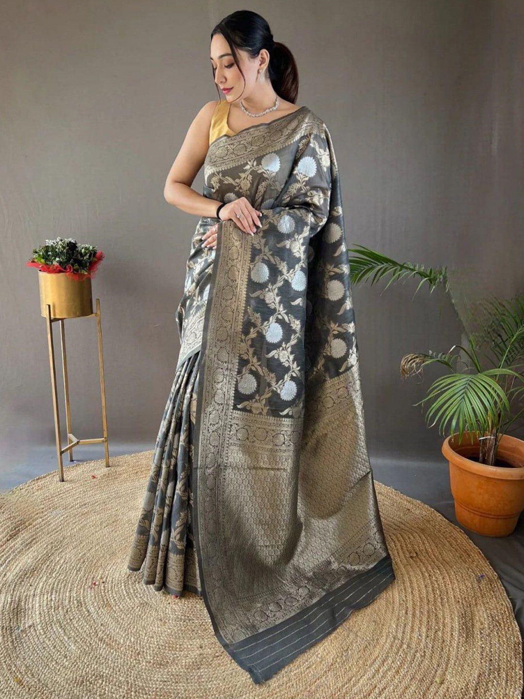 

Kriyansh Woven Design Zari Silk Cotton Kanjeevaram Saree, Grey