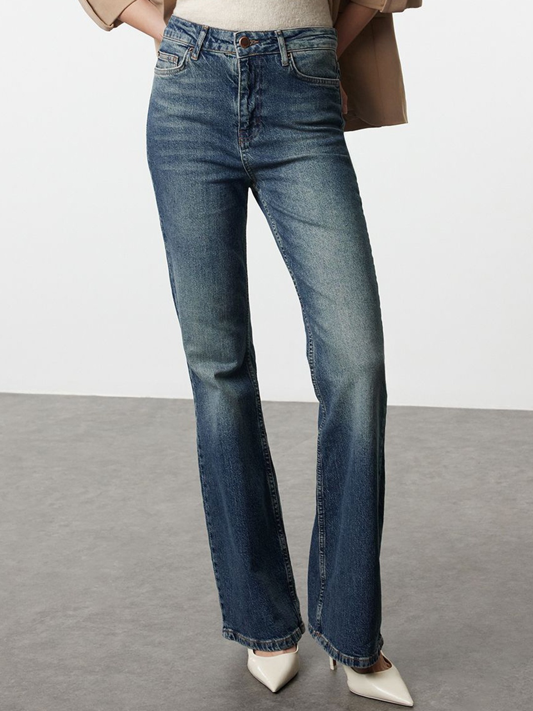 

Trendyol Women Slash Knee Heavy Fade Jeans, Na