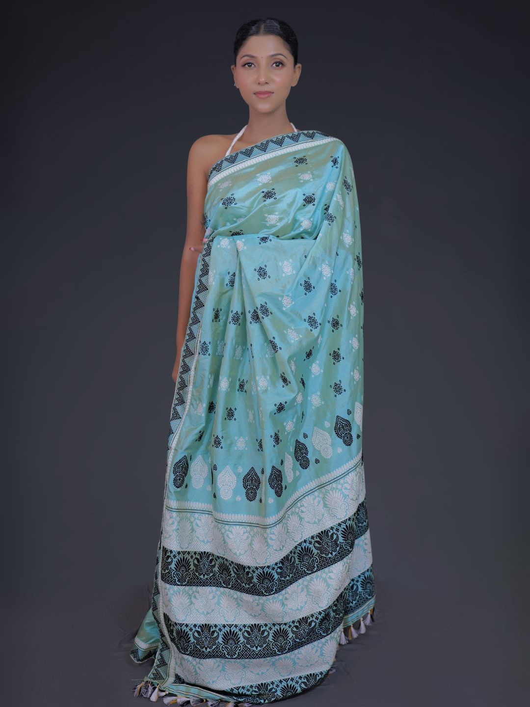

Mayuri Silk Ethnic Motifs Embroidered Pure Silk Saree, Blue