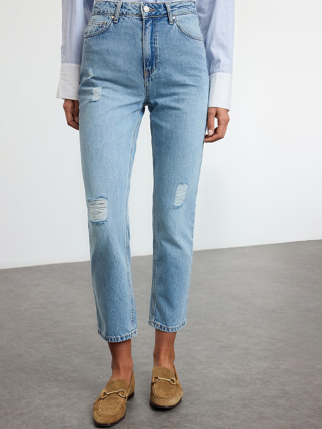 

Trendyol Women Mildly Distressed Light Fade Jeans, Na