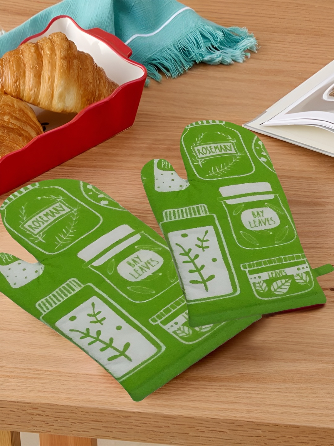 

Lushomes Set Of 2 Green Printed Oven Mittens