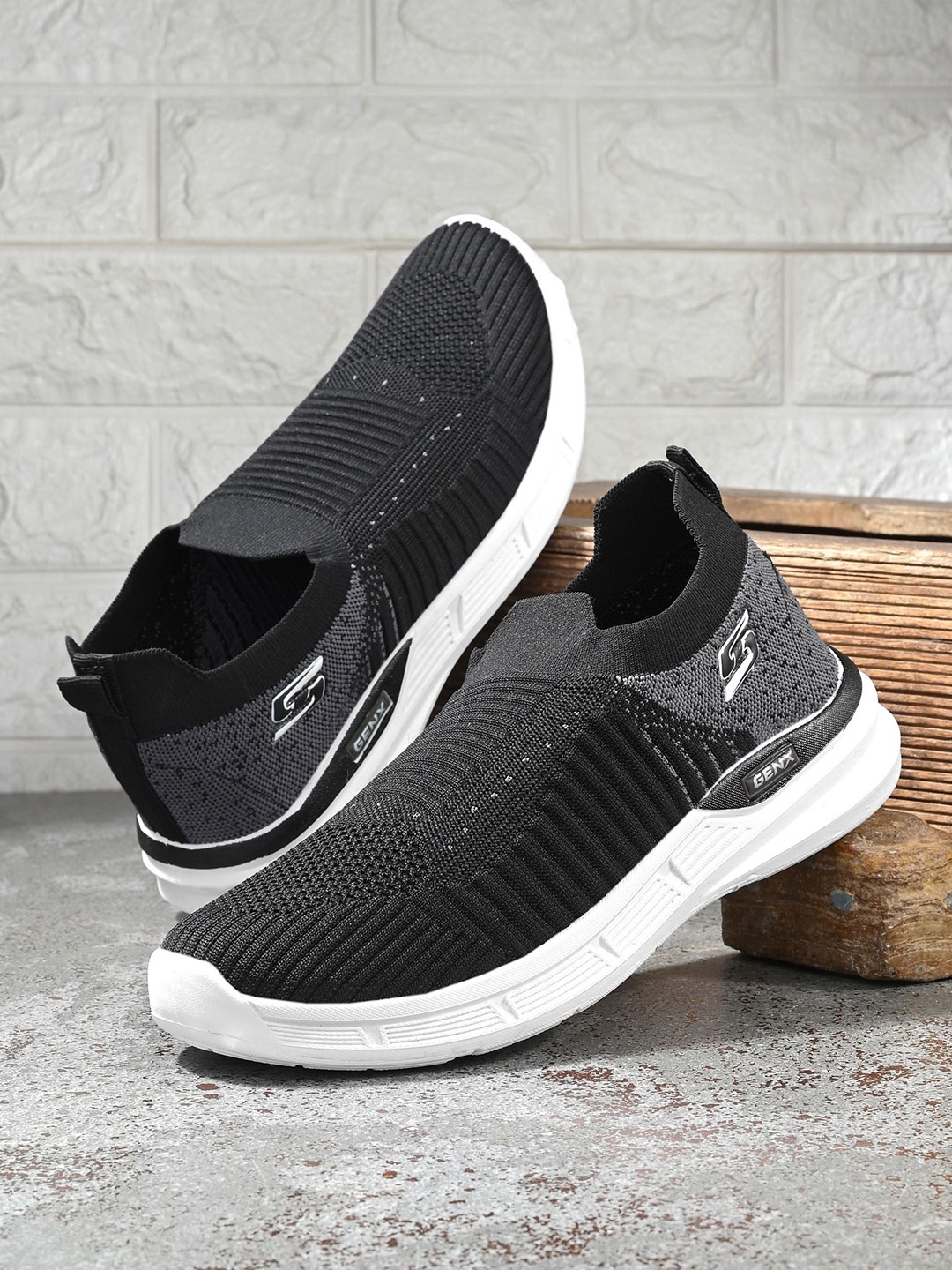 

BIRDE Men Colourblocked Slip-On Sneakers, Black