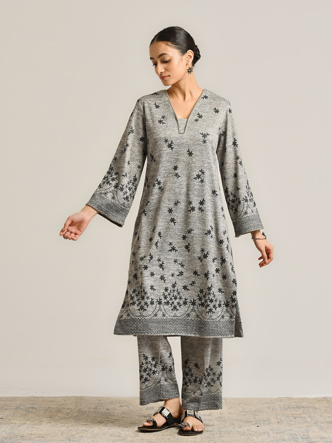 

Rustorange Floral Printed V-Neck Long Sleeves Regular Wool Straight Kurta, Grey