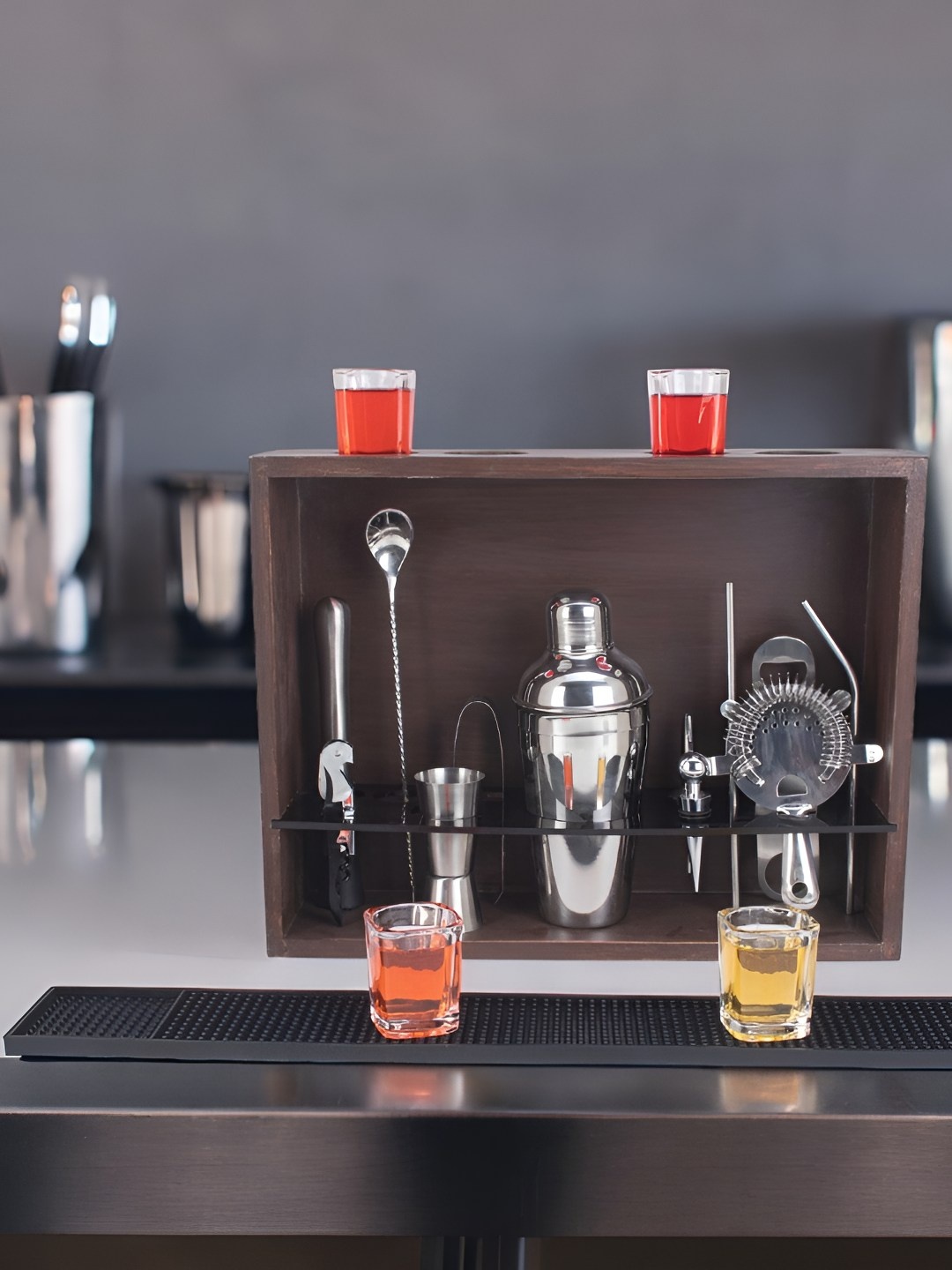 

ZINGY GIFTS Silver 17-Piece Home Barware Kit