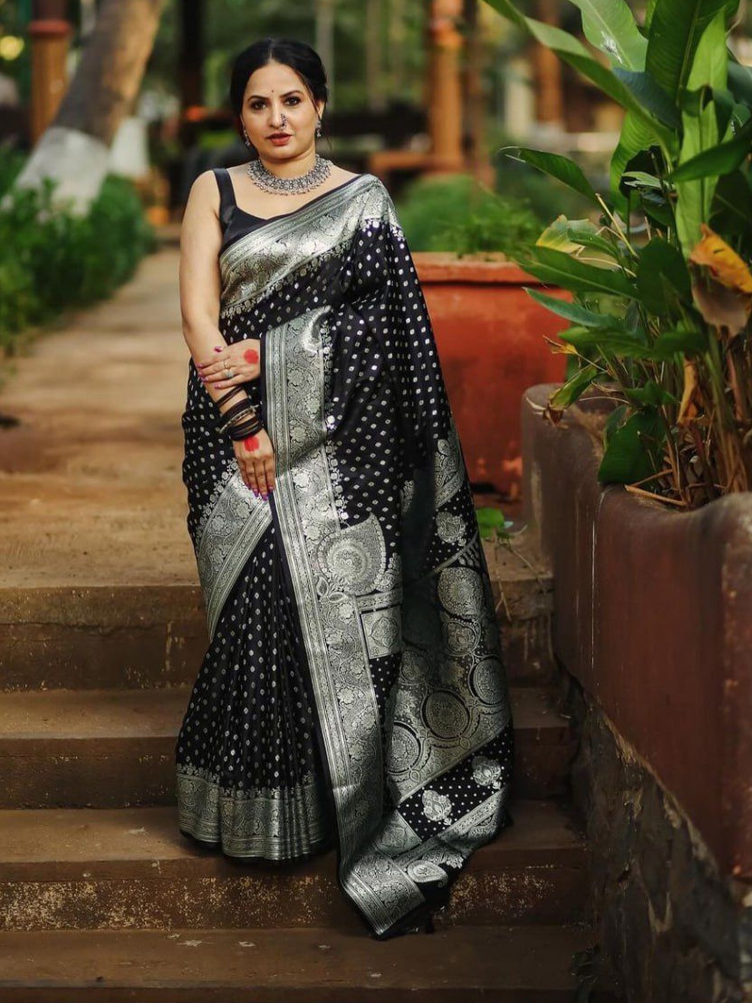 

Kriyansh Woven Design Zari Kanjeevaram Saree, Black