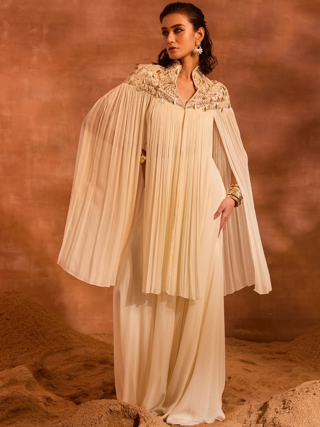 

DIVYA AGGARWAL V-Neck Bustier with Palazzo and Cape, Off white