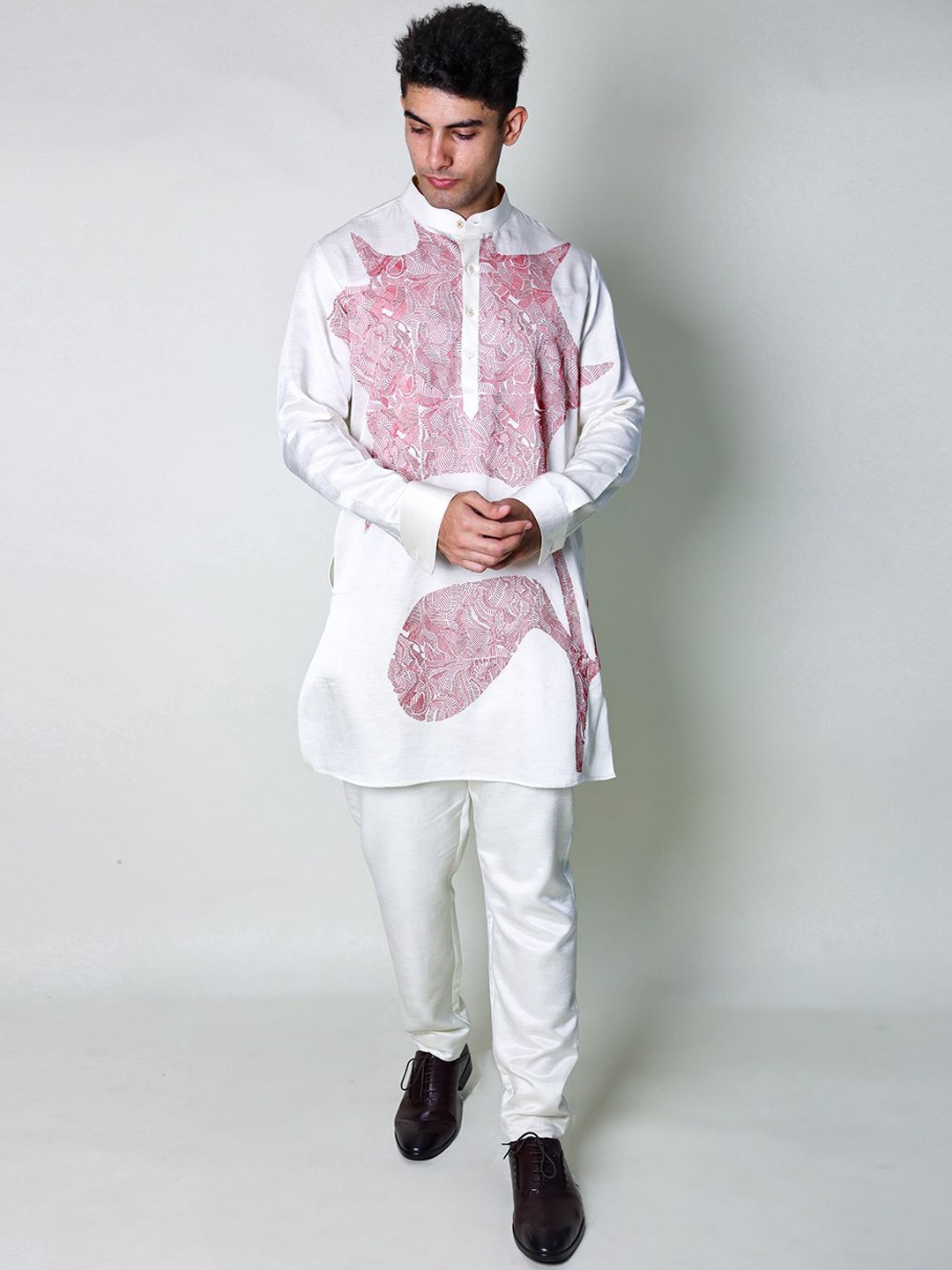 

Arya Giri Floral Printed Mandarin Collar Straight Kurta With Pyjamas, Cream