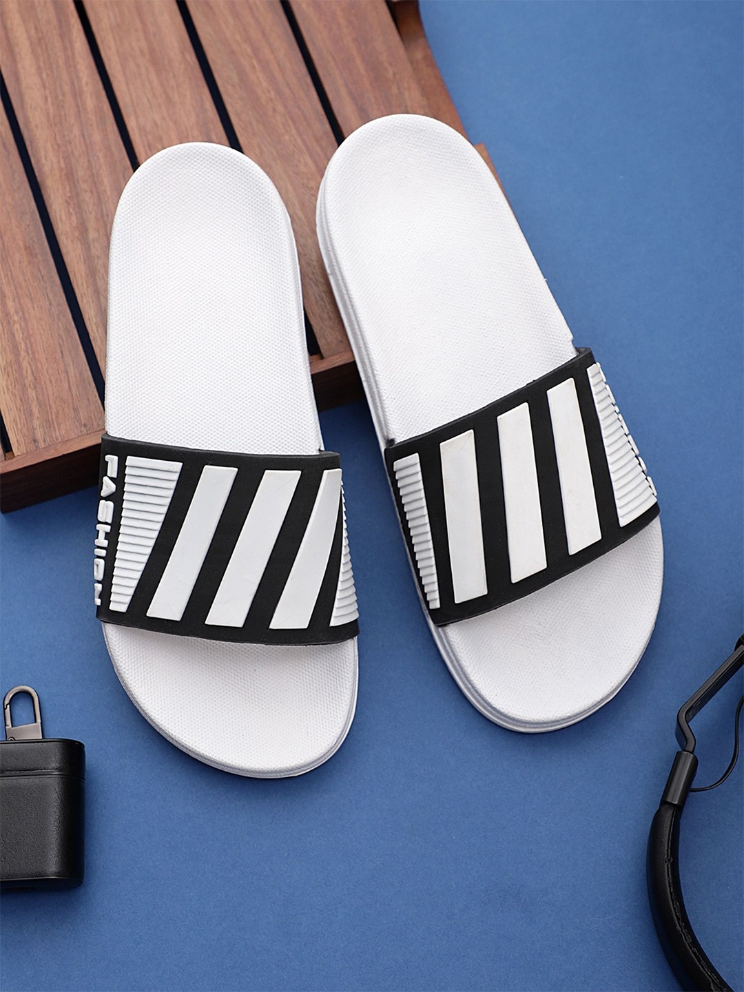 

KAPYANSH Men Striped Rubber Sliders, White