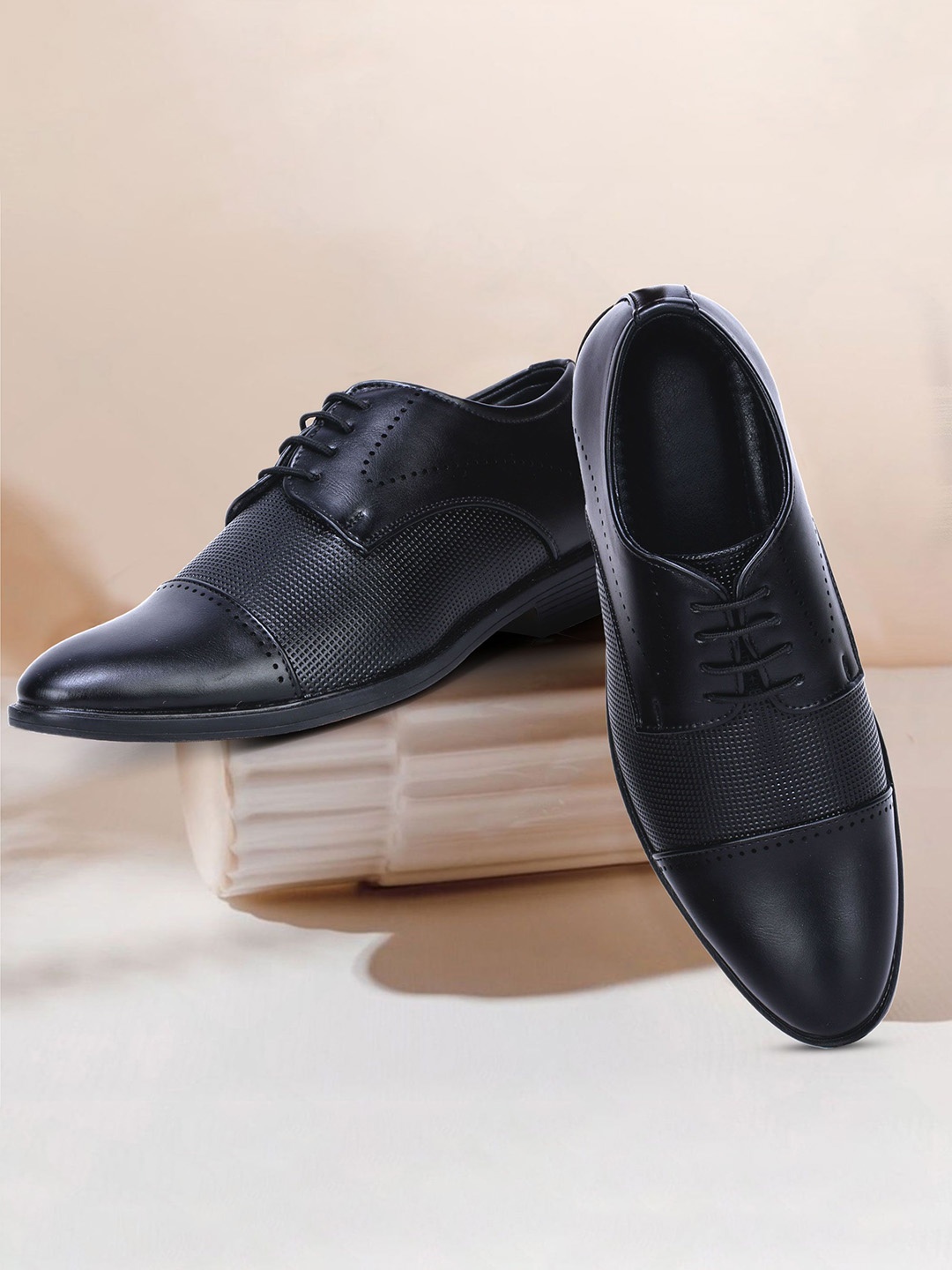 

OCIO Men Textured Pointed-Toe Derbys, Black