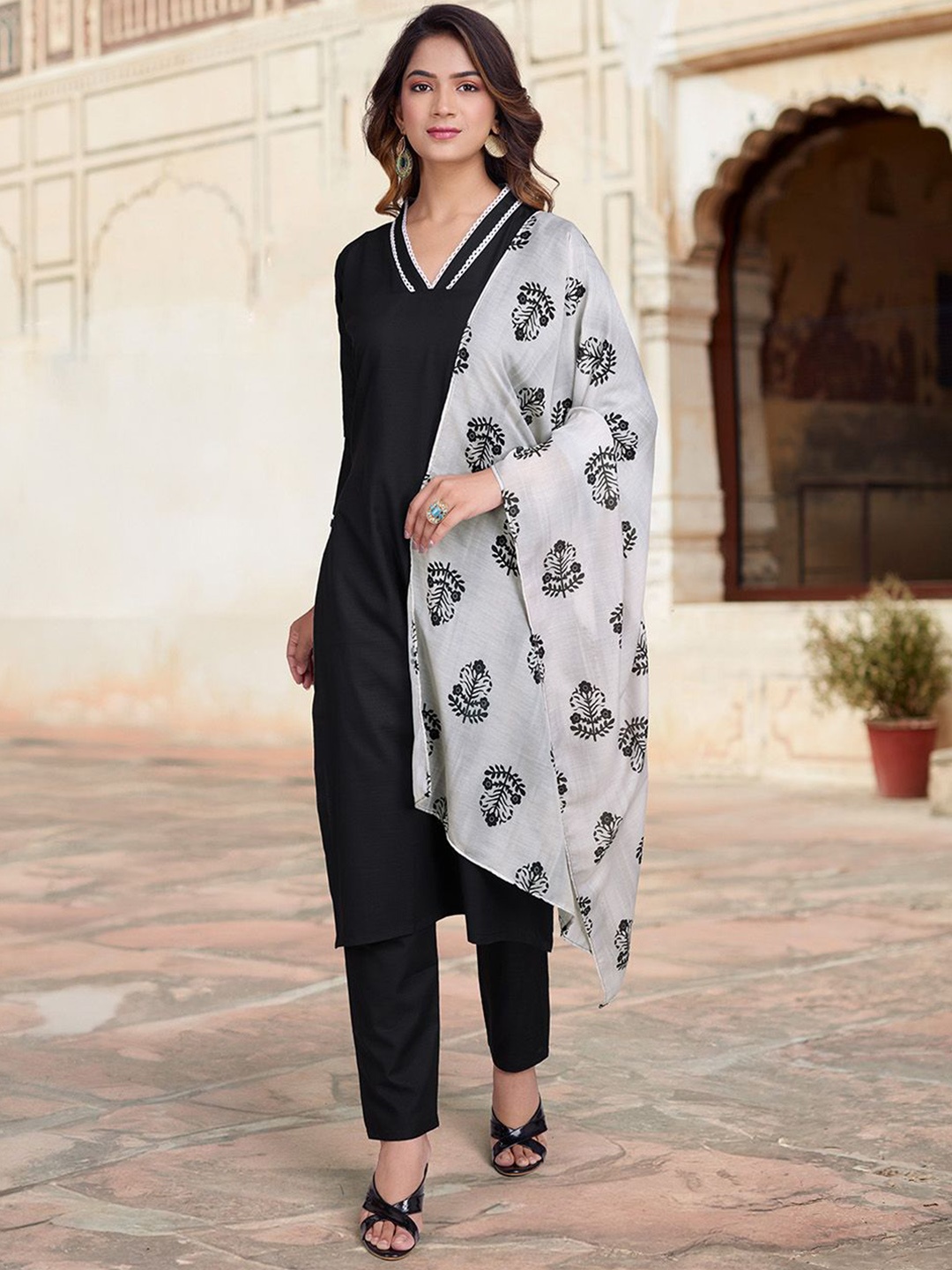

zinzraa Women Regular Thread Work Kurta with Trousers & With Dupatta, Black