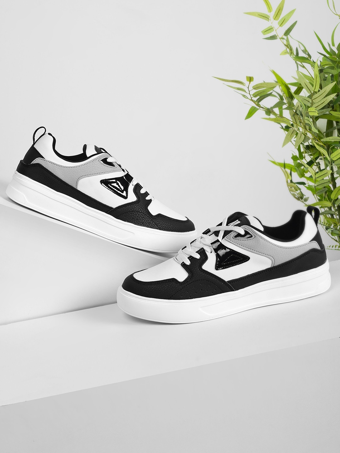 

NEW LIMITS Men Colourblocked Lace-Up Sneakers, Black