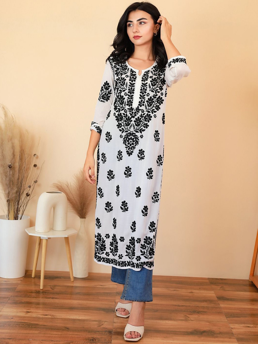 

The Chikan Label Women Ethnic Motifs Embroidered Chikankari Floral Handloom Kurta, Black