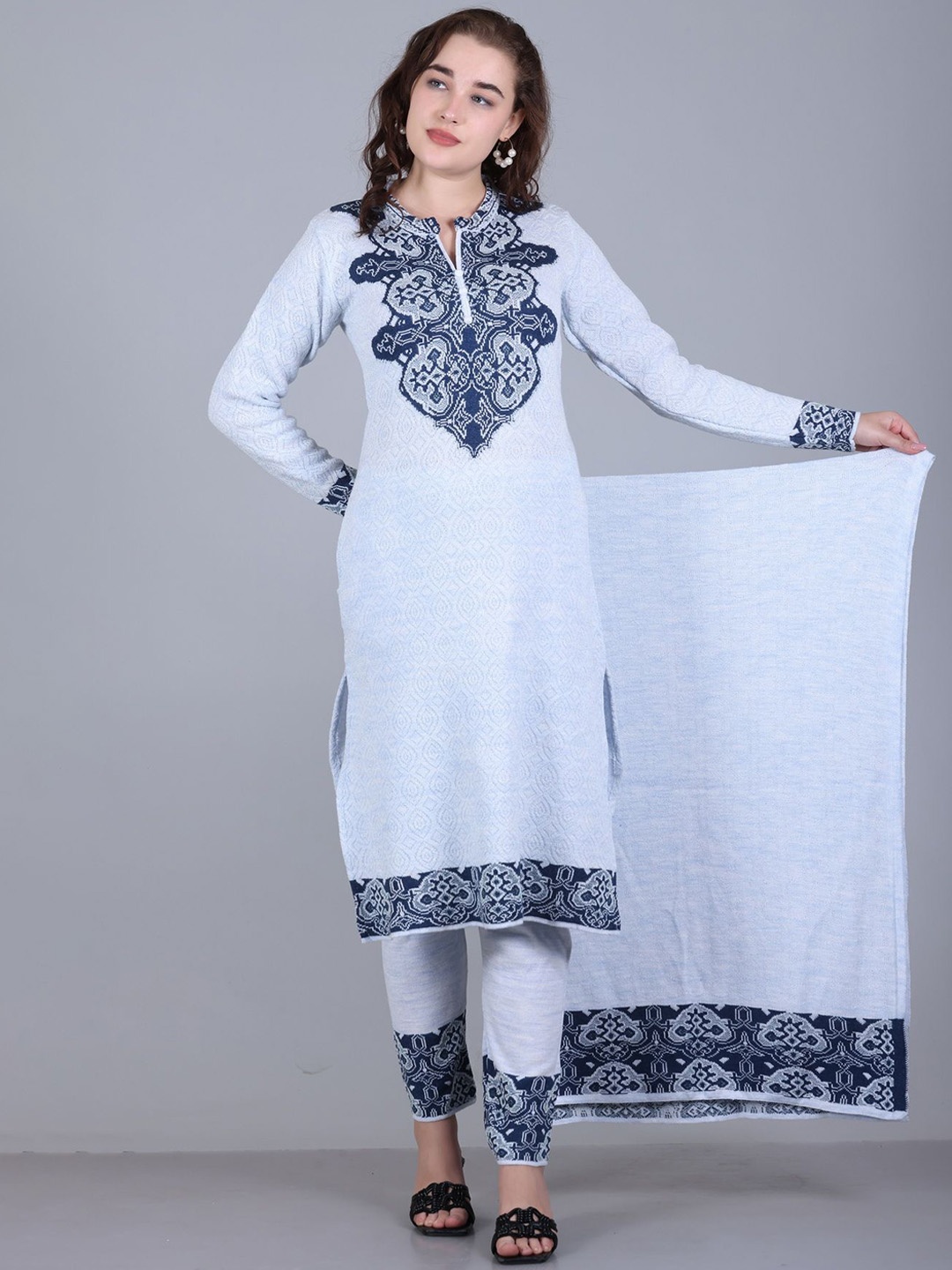 

MONTREX Ethnic Motifs Thread Work Kurta with Trouser & Dupatta, Grey