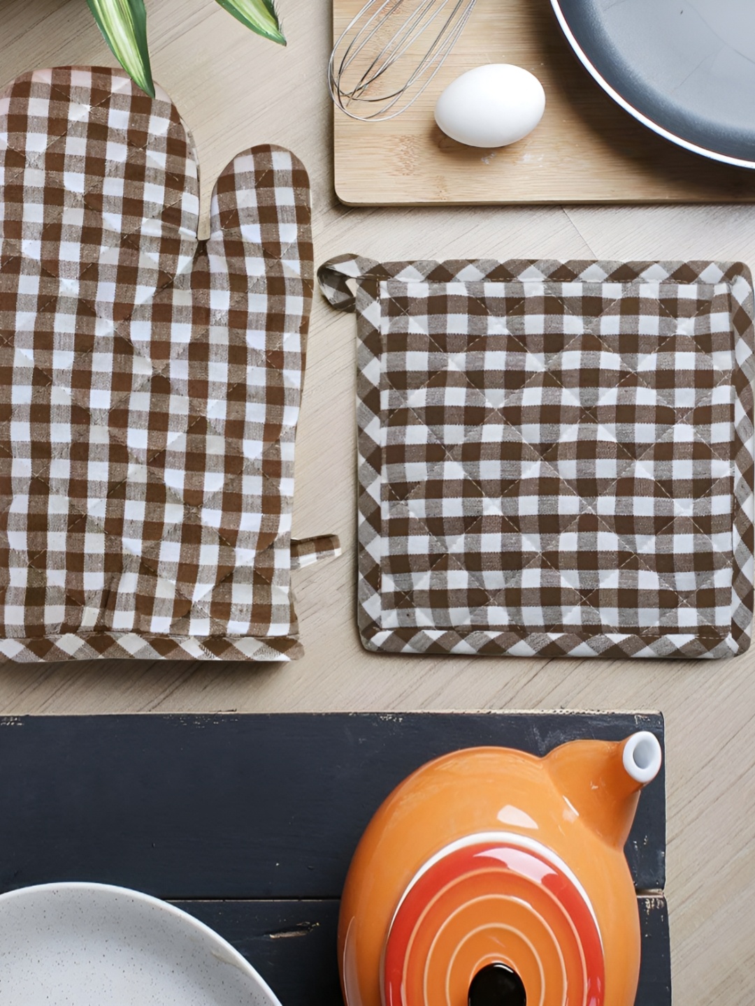 

Lushomes Brown & White Checked Cotton Heat Resistant Oven Glove With Pot Holder