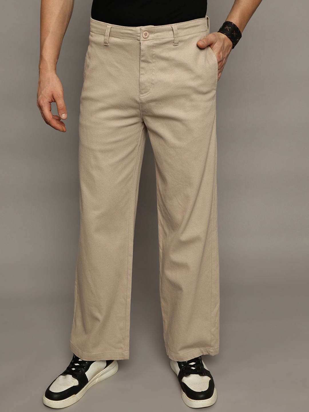 

The Roadster Lifestyle Co Men Loose Fit Trousers, Cream