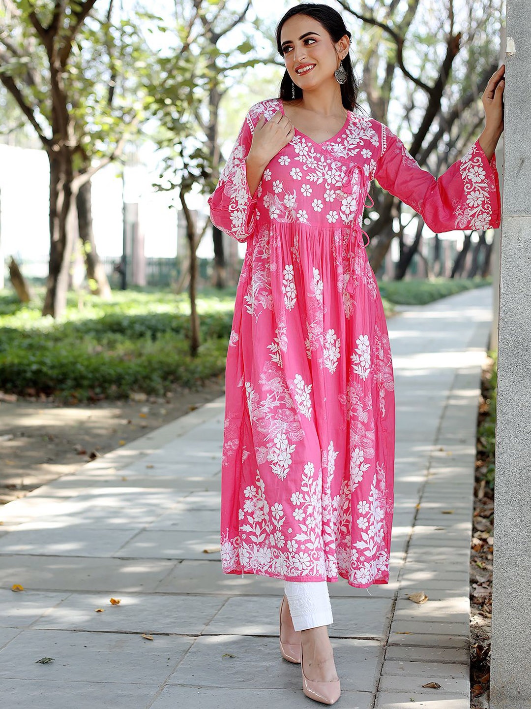 

The Chikan Label Women Ethnic Motifs Embroidered Bell Sleeves Chikankari Floral Handloom Kurta, Pink