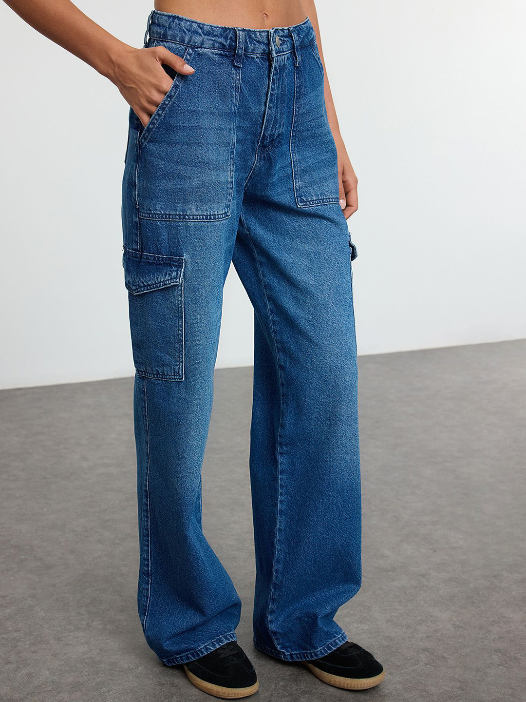 

Trendyol Women Mildly Distressed Light Fade Jeans, Na