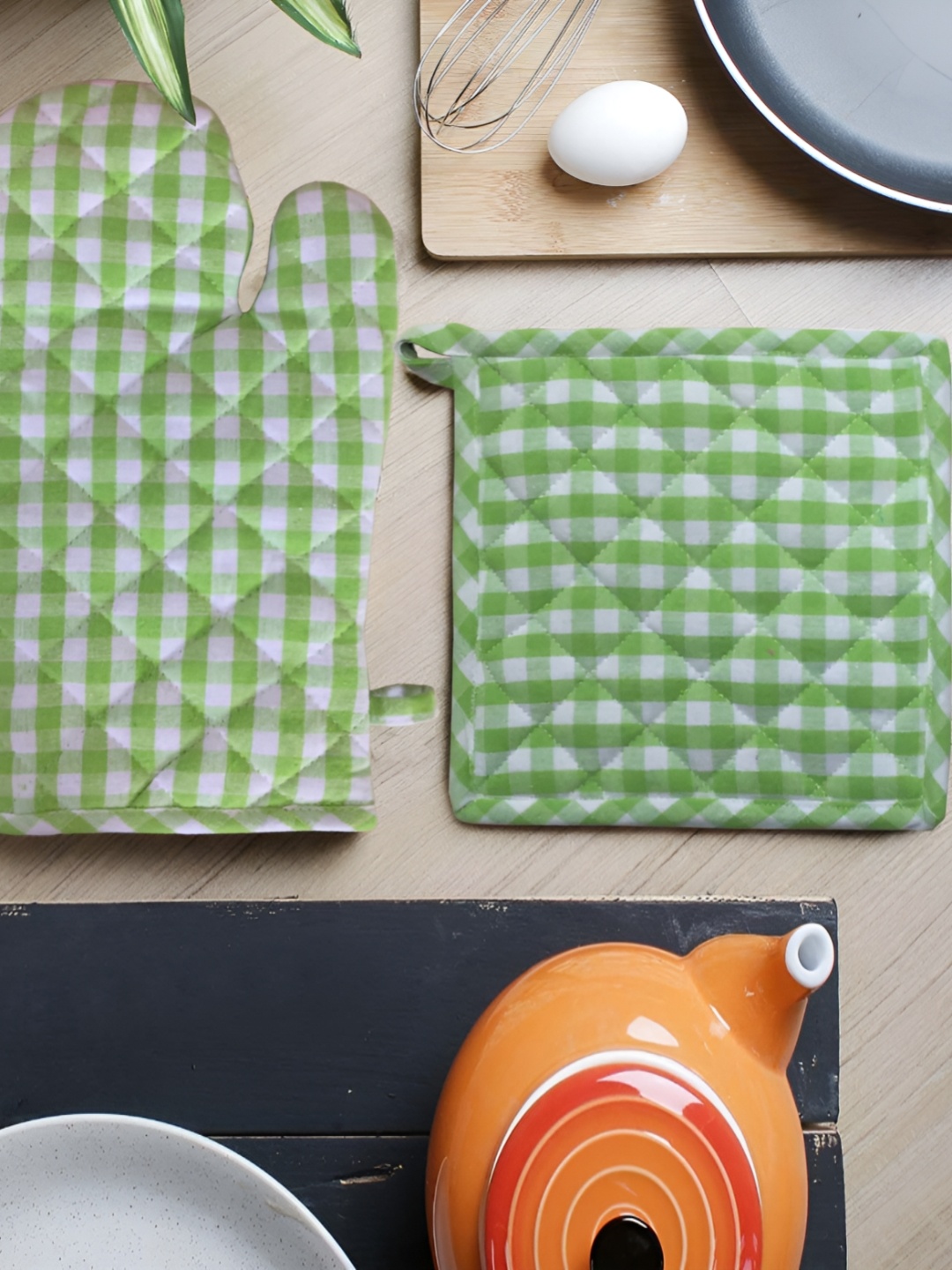 

Lushomes Set Of 2 Green & White Checked Cotton Oven Gloves With Pot Holders