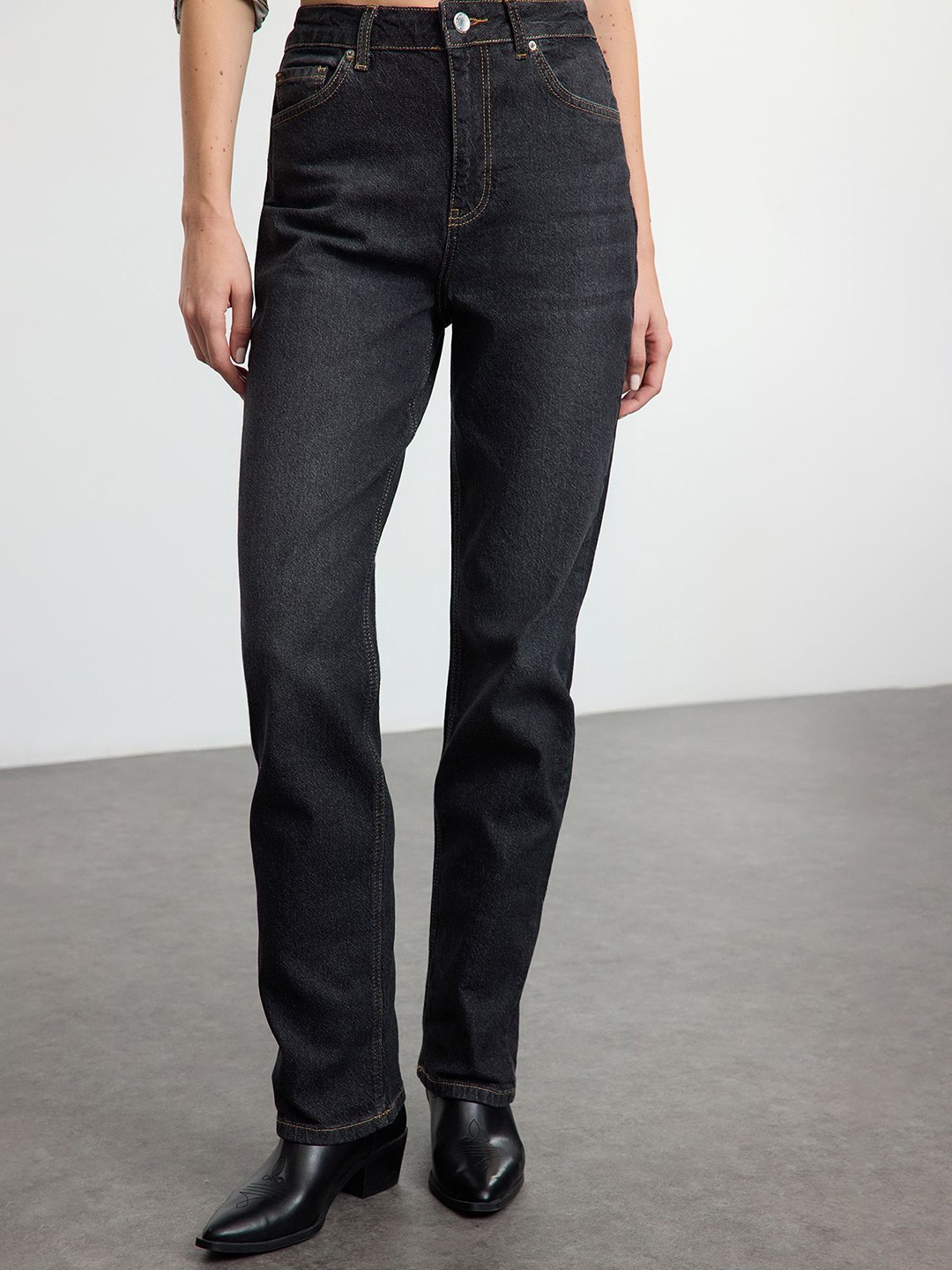 

Trendyol Women Low Distress Light Fade Jeans, Na