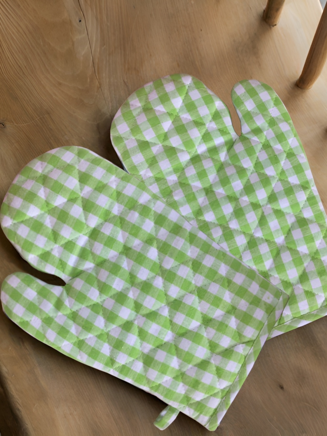 

Lushomes Set Of 2 Green & White Checked Cotton Oven Gloves