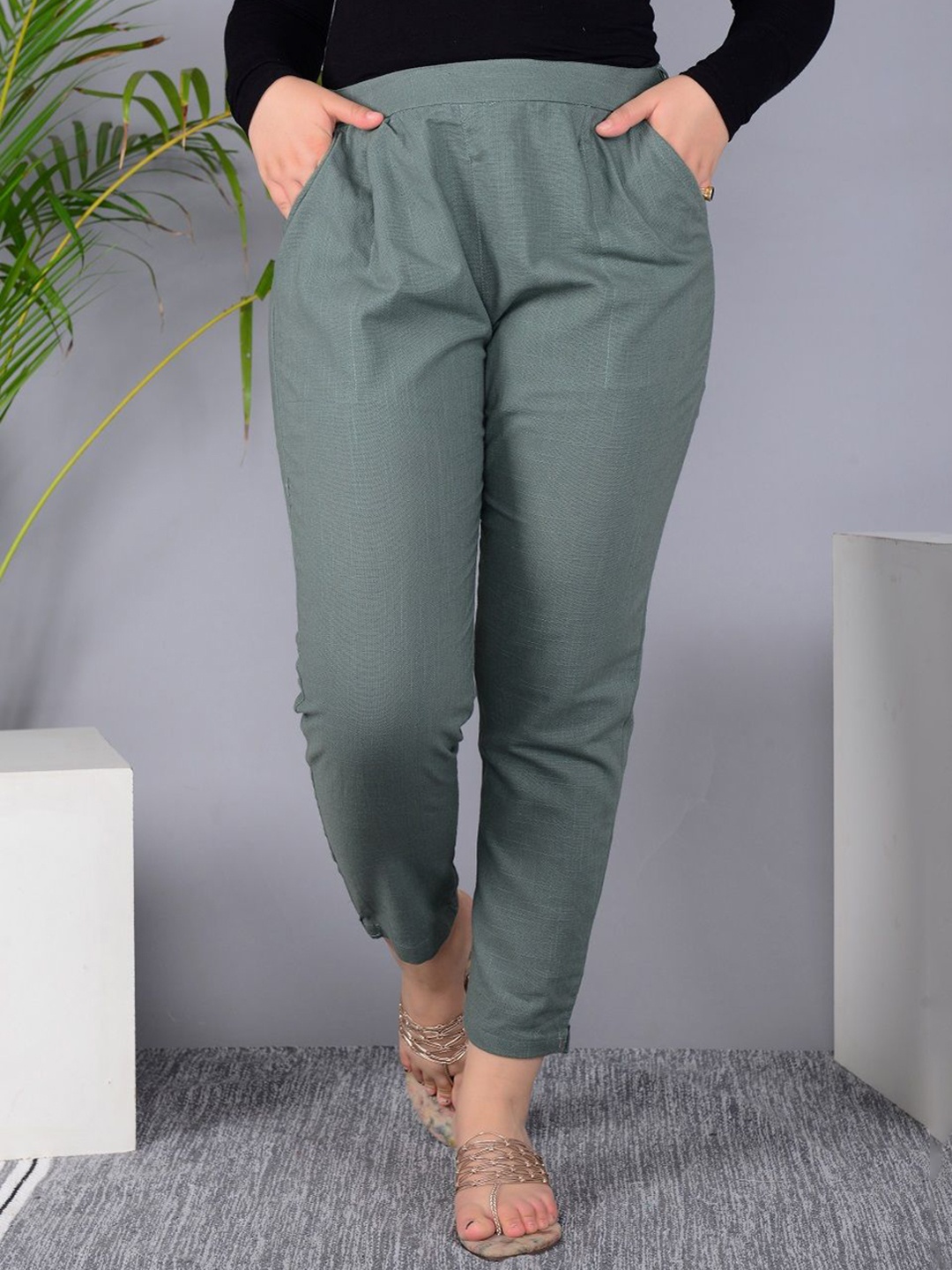 

MURLI KURTI Women Relaxed Straight Leg Pleated Trousers, Grey