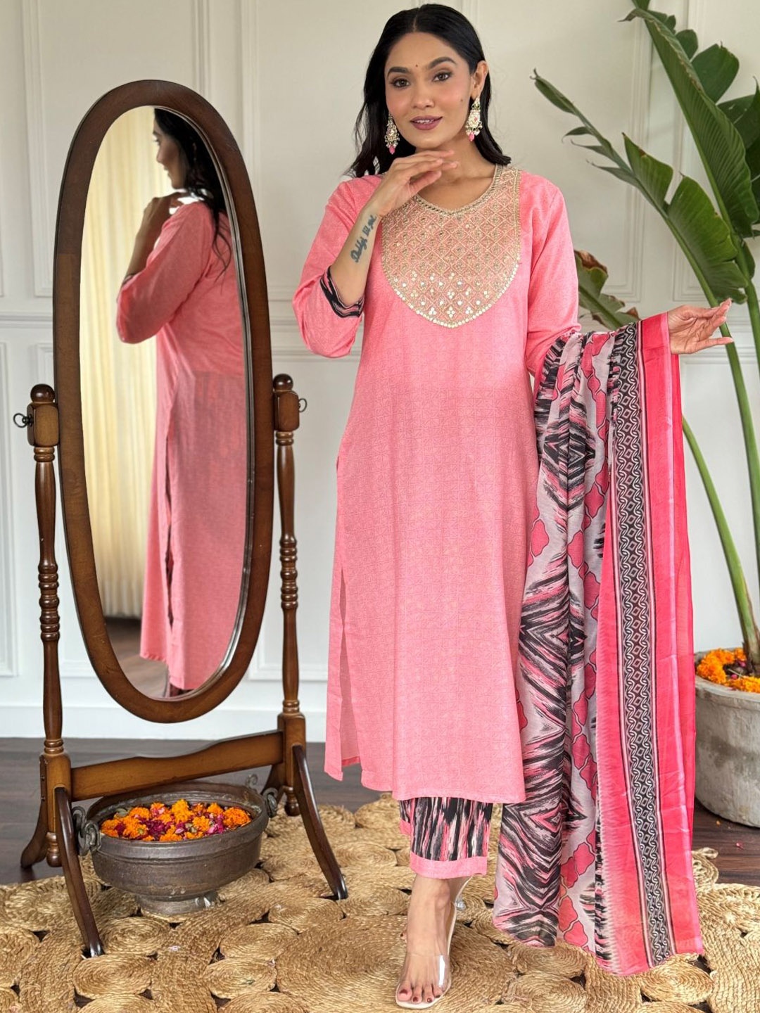 

JAPNAAM Floral Yoke Design Sequinned Straight Kurta with Trouser & Dupatta, Pink