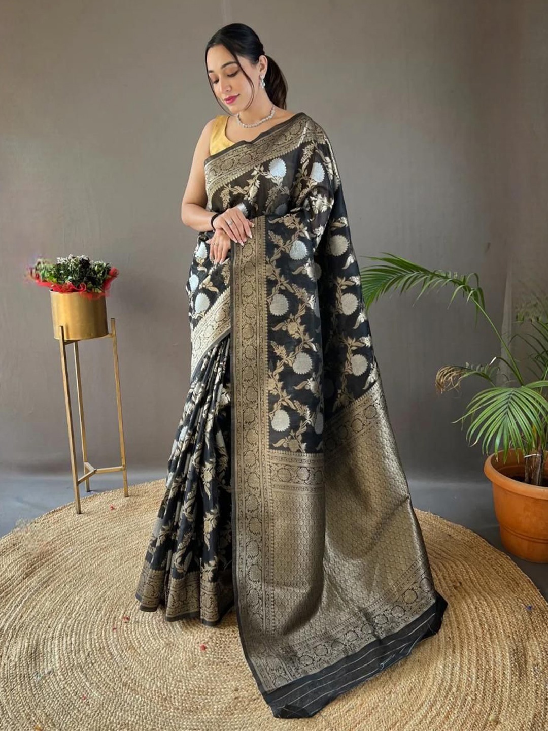 

Kriyansh Woven Design Zari Kanjeevaram Saree, Black