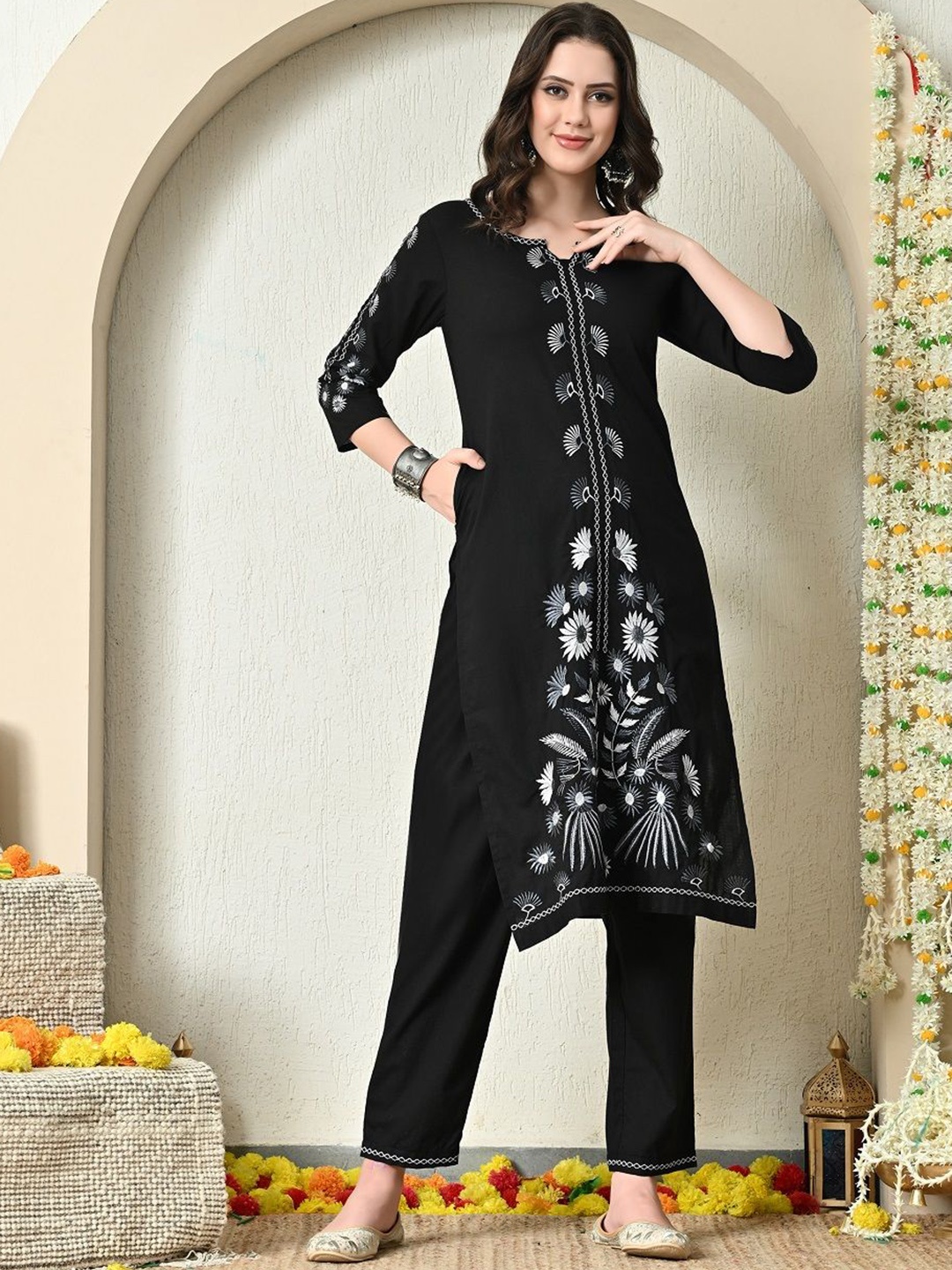 

CRENOL THREADS Women Ethnic Motifs Embroidered Regular Thread Work Kurta with Trousers, Black