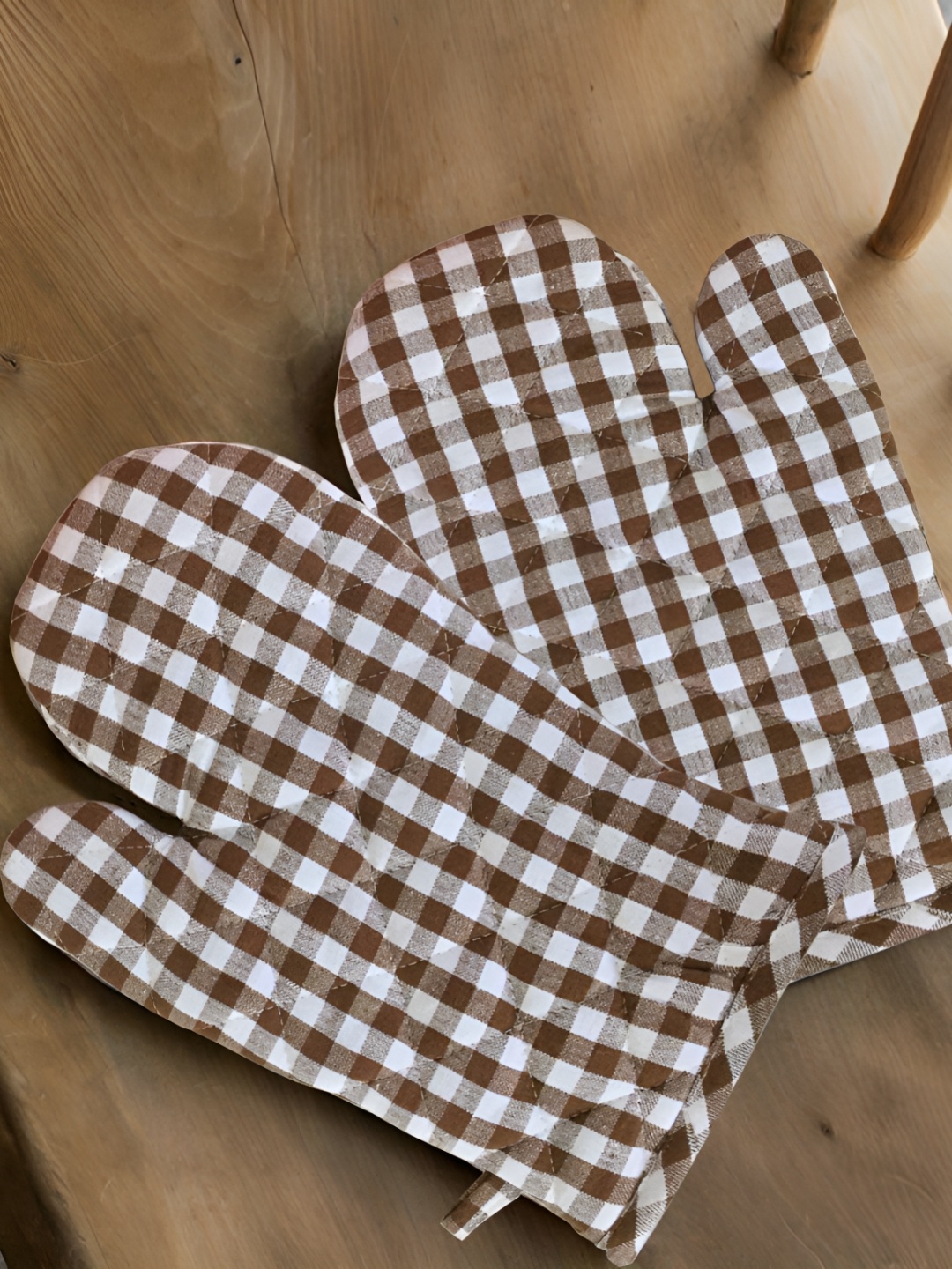 

Lushomes Set Of 2 Brown & White Checked Cotton Oven Gloves