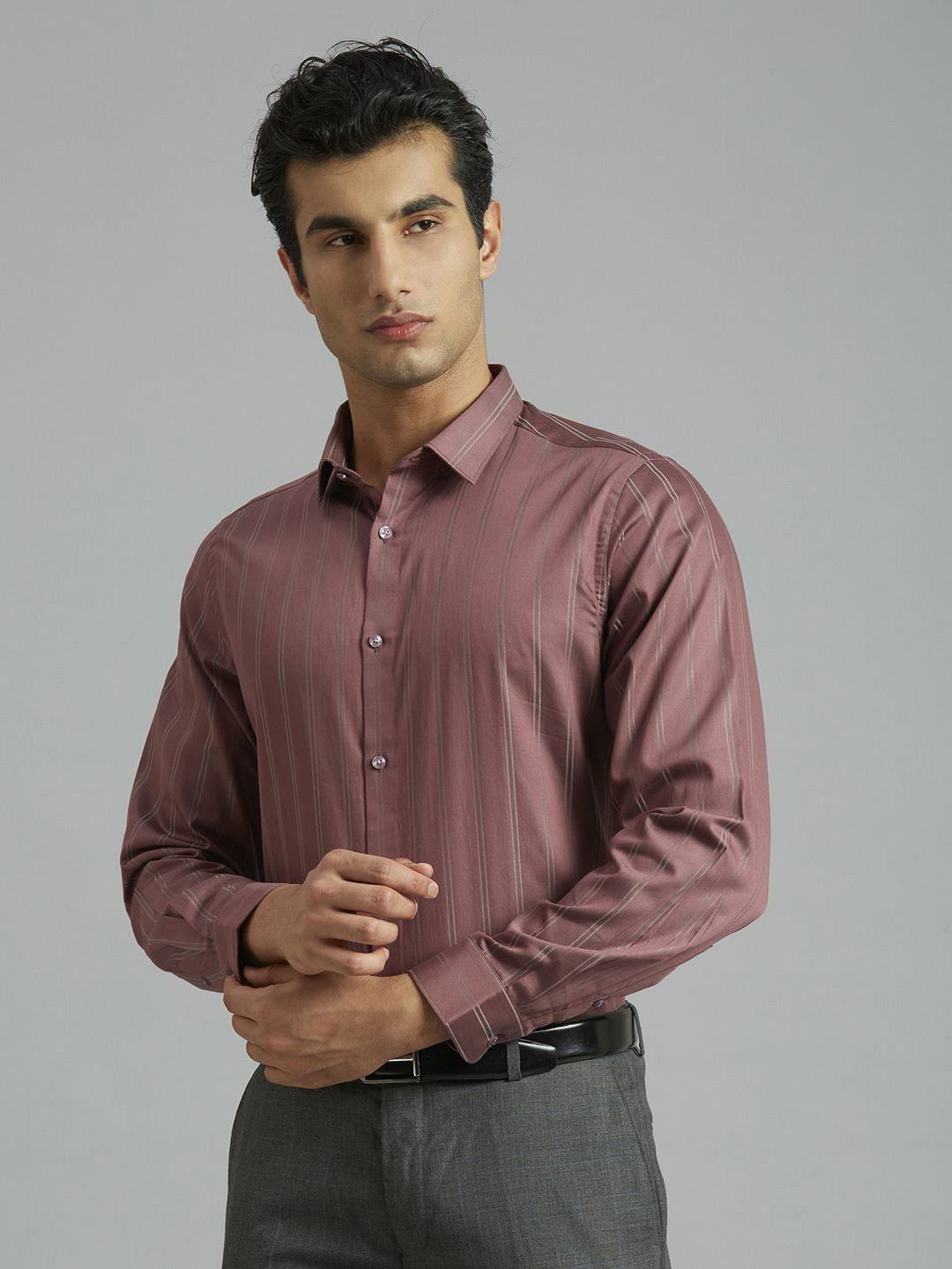 

Reid & Taylor Men Slim Fit Opaque Striped Formal Shirt, Purple