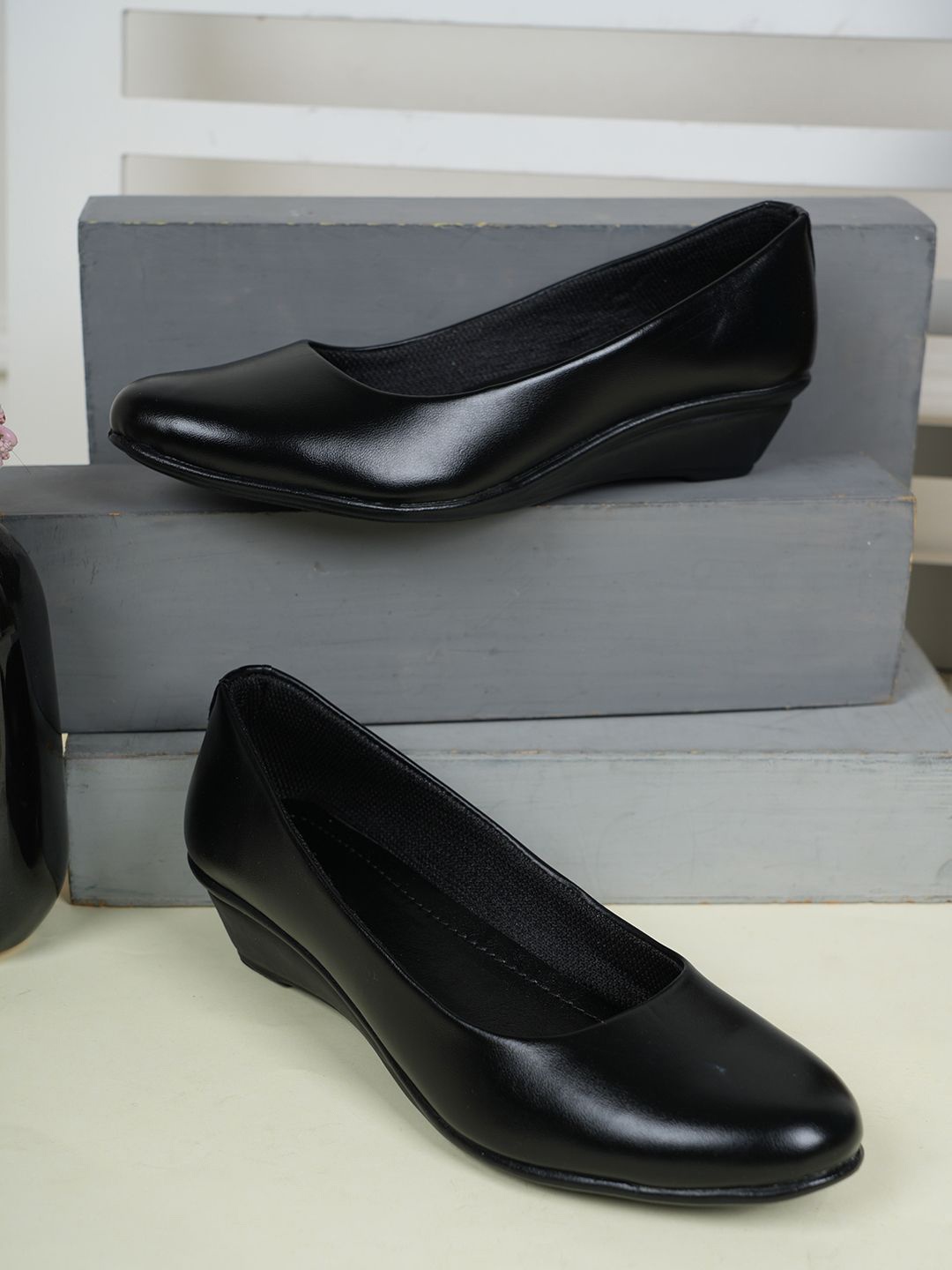 

Walkfree Women Pointed Toe Ballerinas Flats, Black