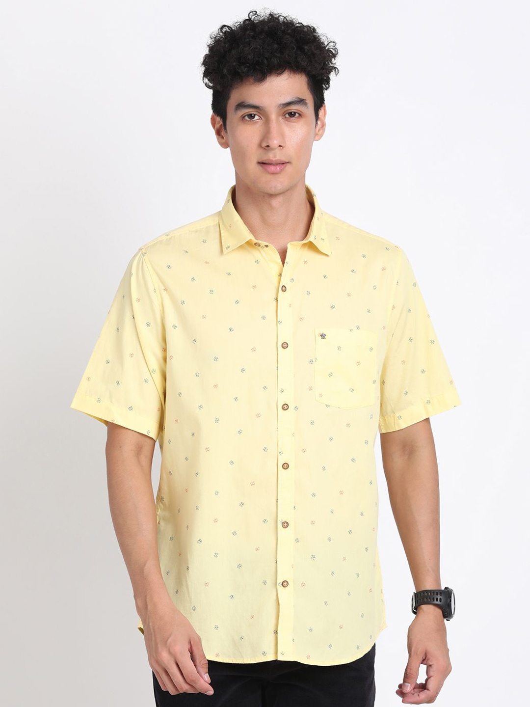 

Turtle Men Relaxed Slim Fit Opaque Printed Casual Shirt, Yellow