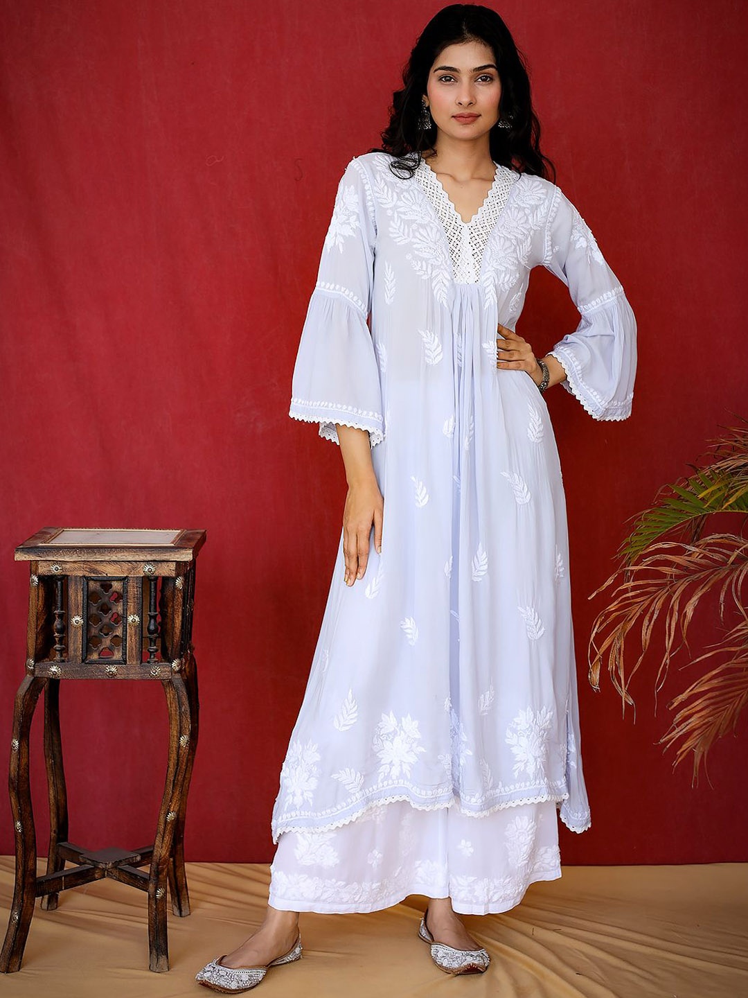 

The Chikan Label Floral Embroidered V-Neck Regular Chikankari Modal Straight Kurta, Lavender