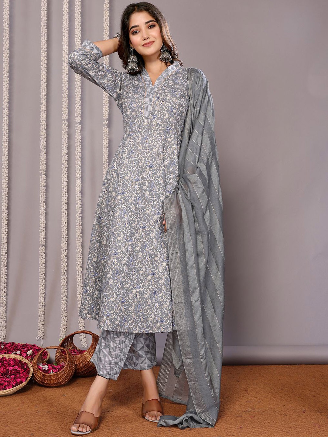 

DIVASTRI Women Floral Printed Regular Gotta Patti Kurta with Trousers & With Dupatta, Grey