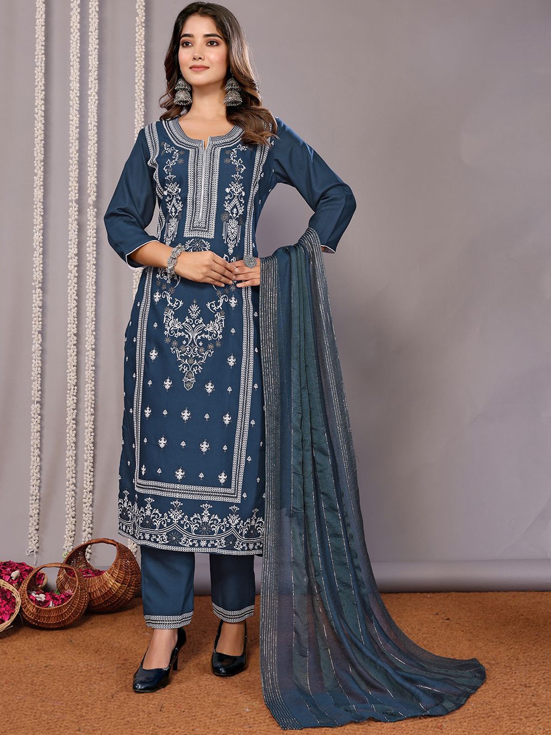 

DIVASTRI Women Floral Printed Regular Kurta with Trousers & With Dupatta, Blue