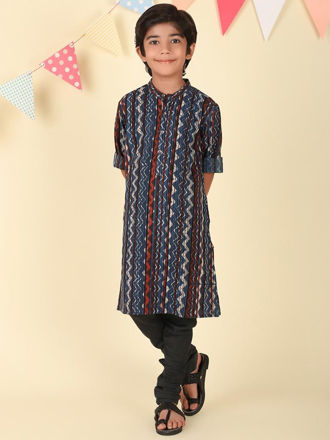 

Fabindia Boys Ethnic Motifs Printed Flared Sleeves Thread Work Kurta, Blue