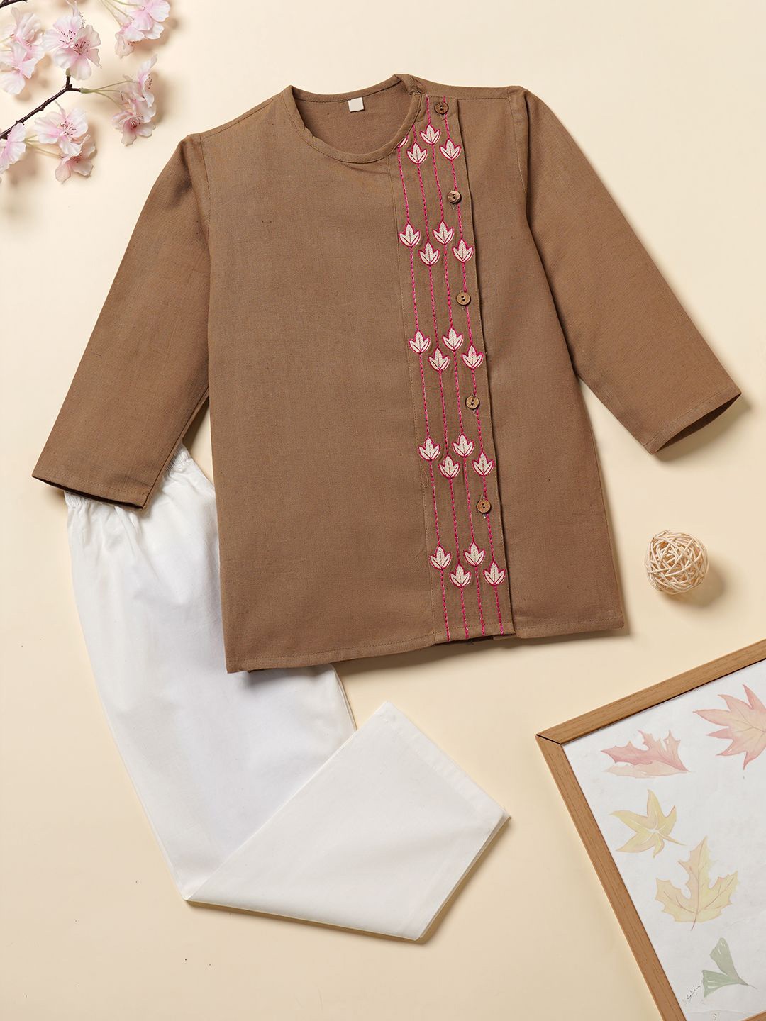 

Desi Soota Boys Side Floral Embroidered Regular Thread Work Pure Cotton Kurta & Pyajamas, Brown