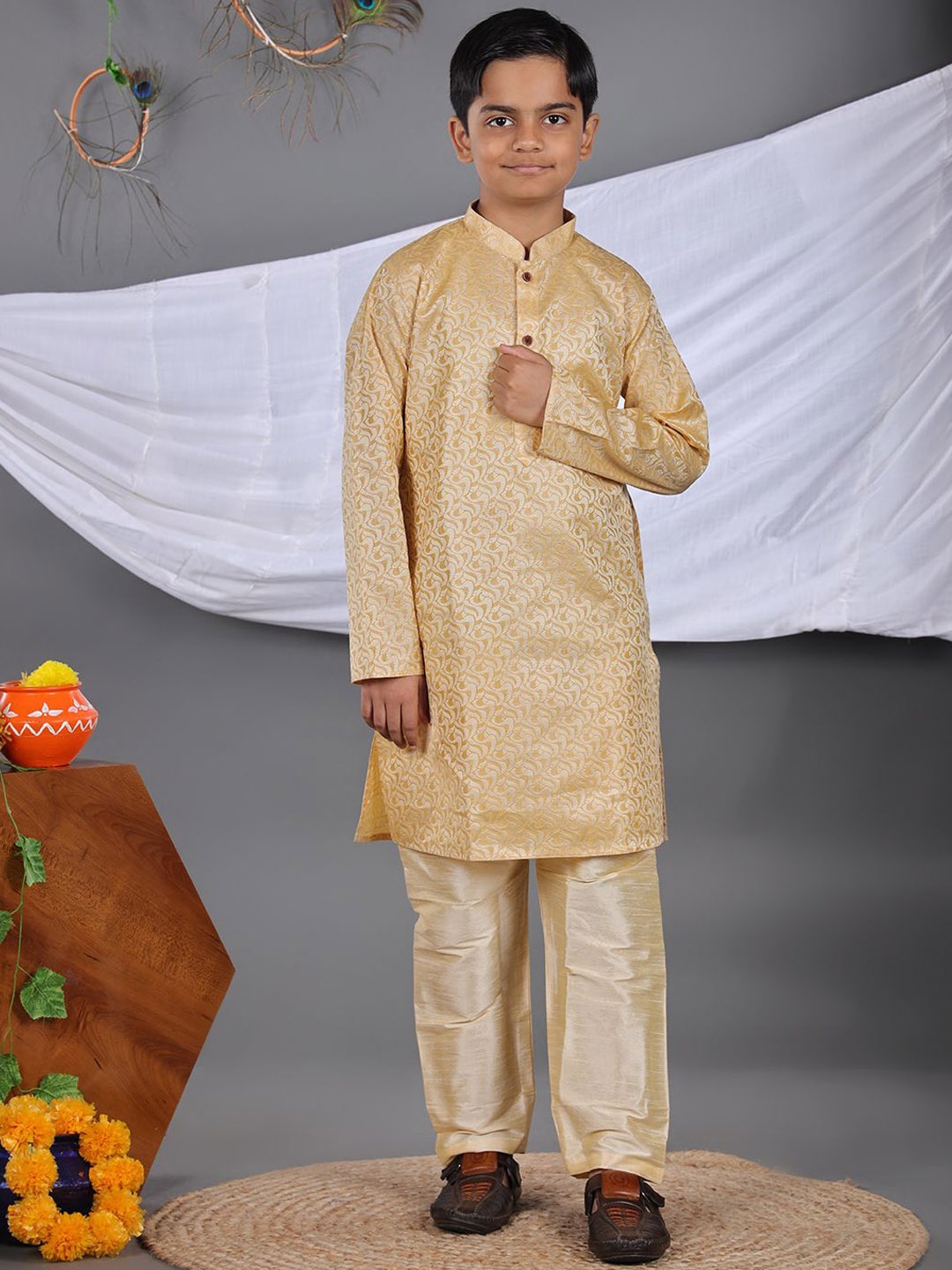 

Pehanaava Boys Floral Regular Kurta with Pyjamas, Yellow