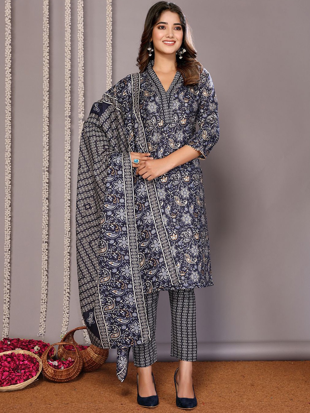 

DIVASTRI Women Floral Printed Regular Kurta with Trousers & With Dupatta, Black